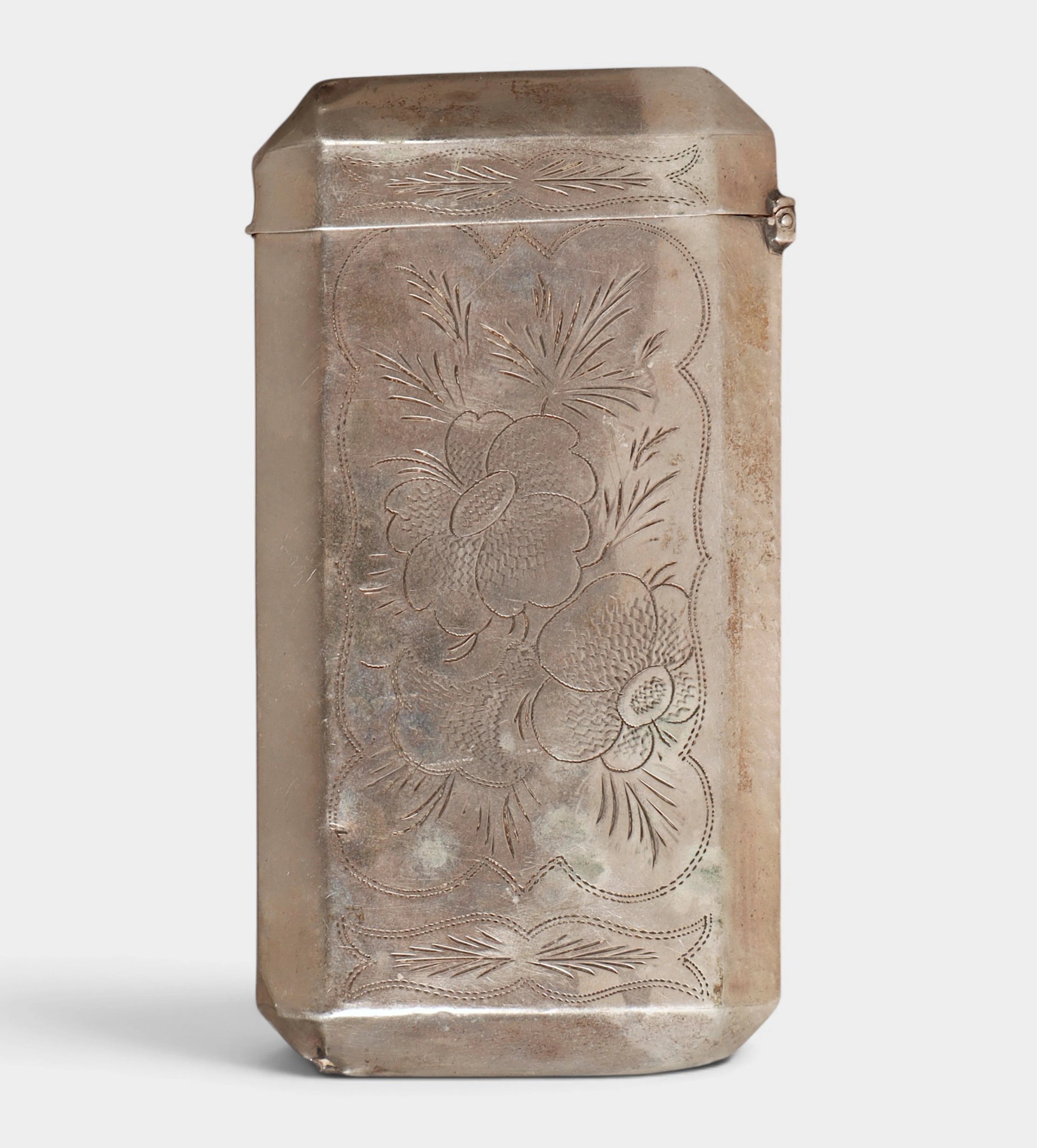 Estuche en plata grabada con motivos florales, del siglo XIX.