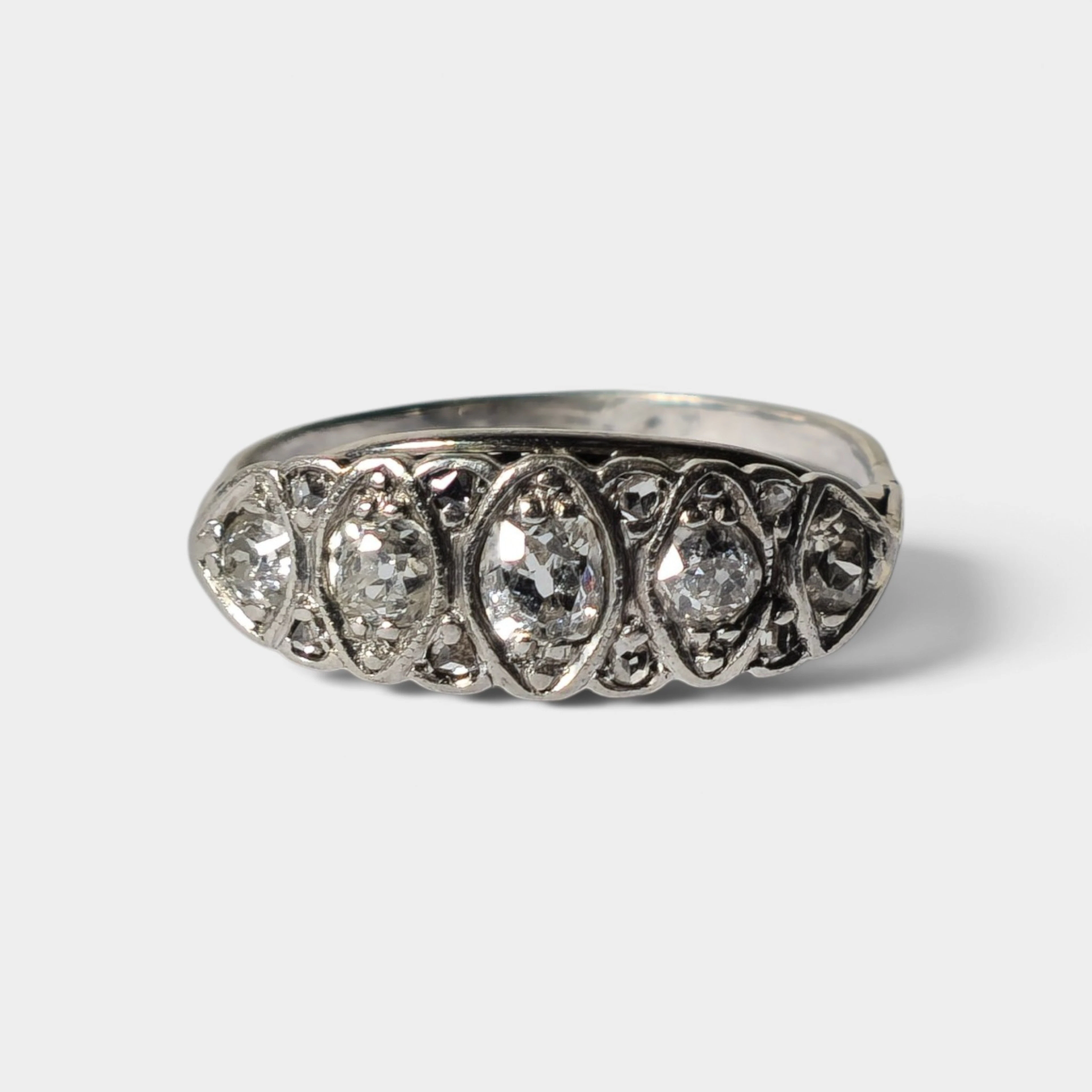 Sortija estilo eduardiano en oro blanco, platino y diamantes.
