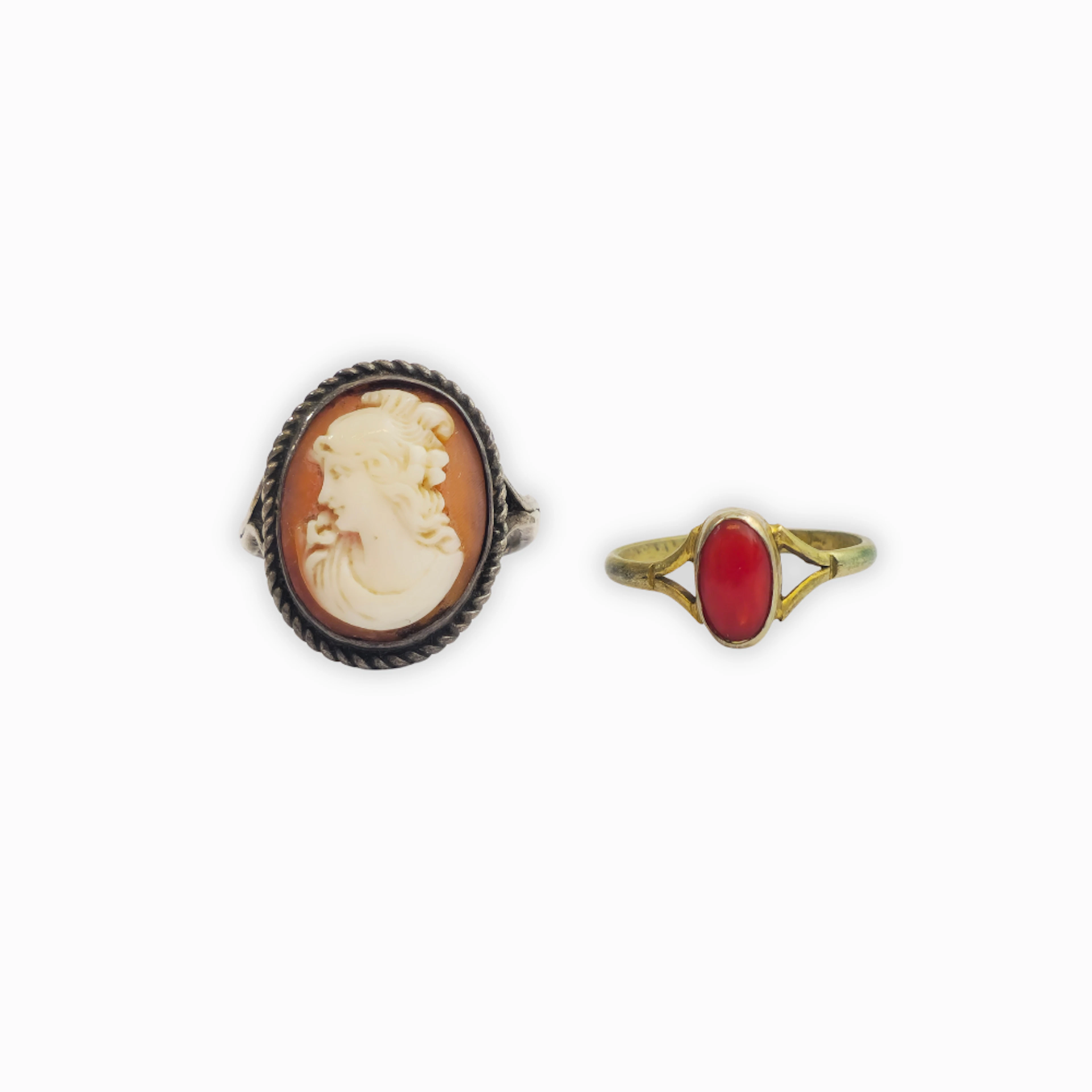 DOS ANILLOS EN PLATA, CON CAMAFEO Y CORAL.