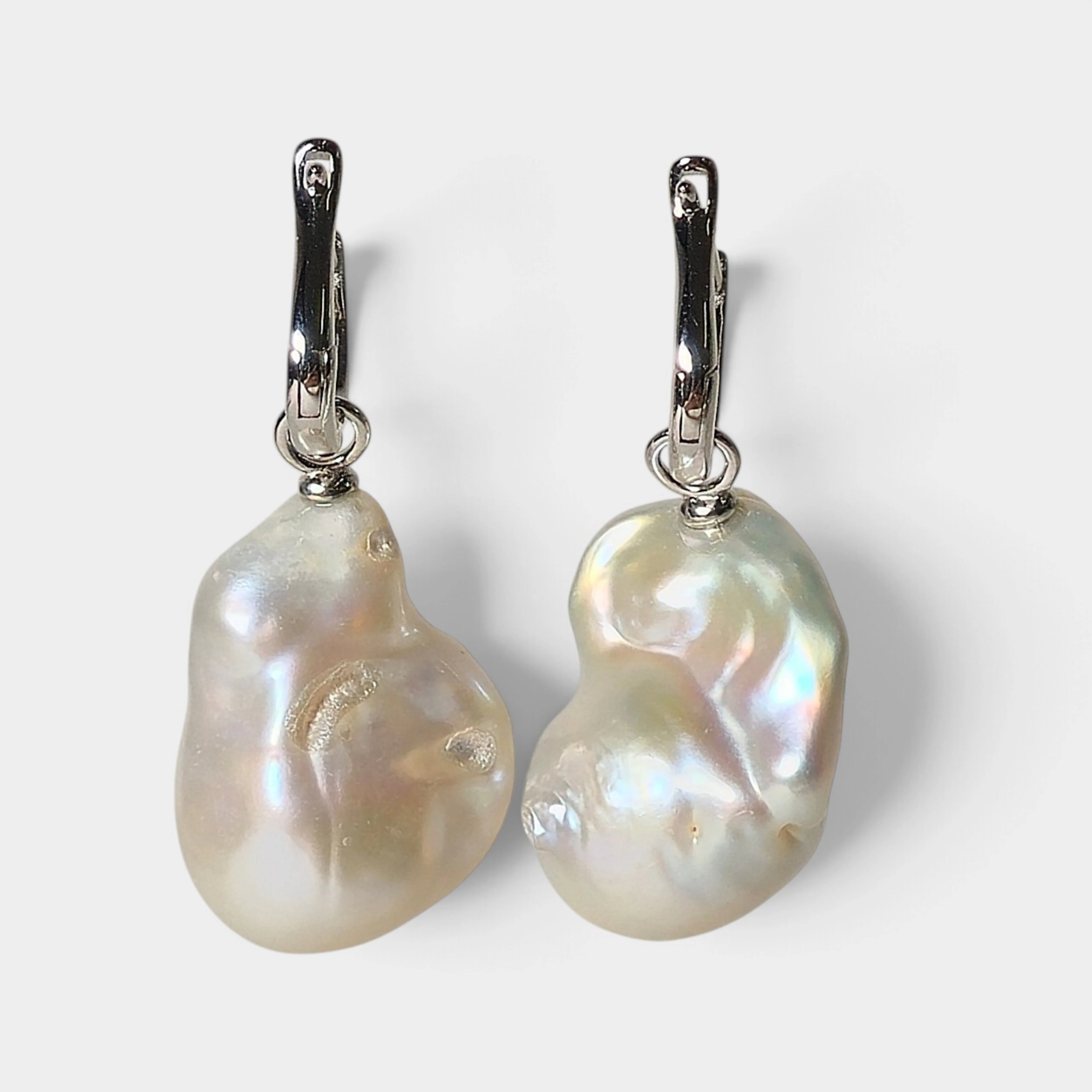 Pendientes en plata con perla barroca.