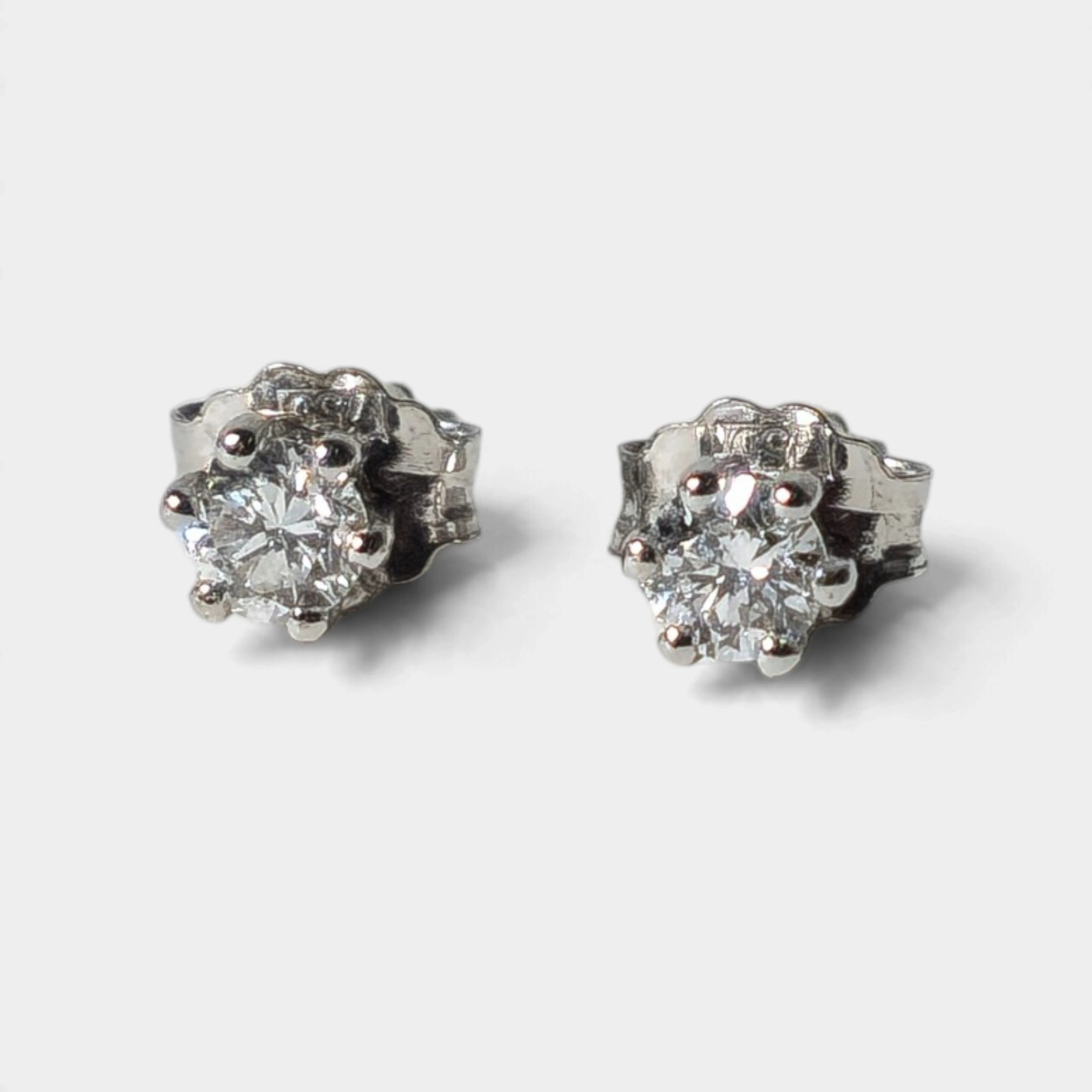 Pendientes en oro blanco de 18K y diamantes.