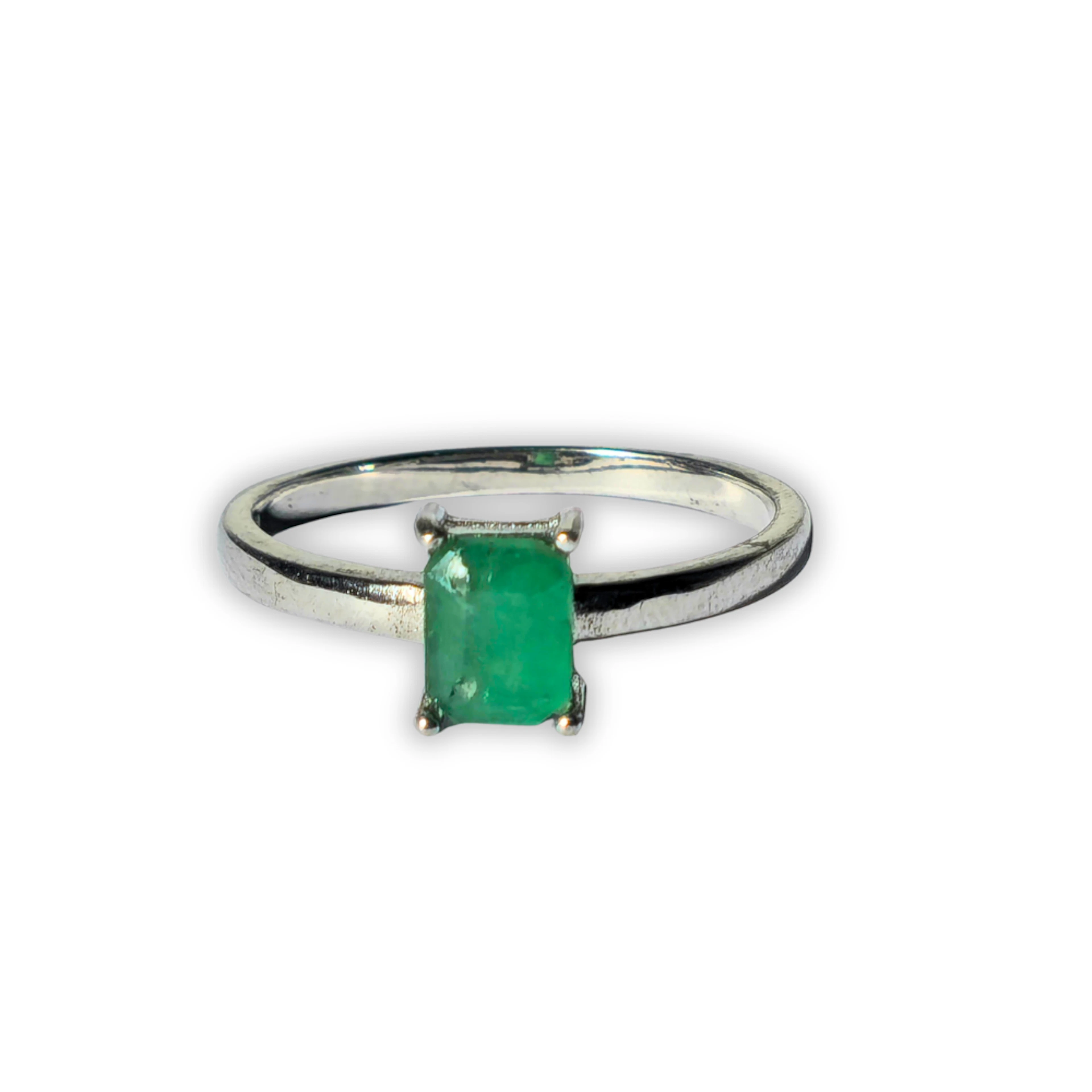 Anillo en plata con esmeralda.