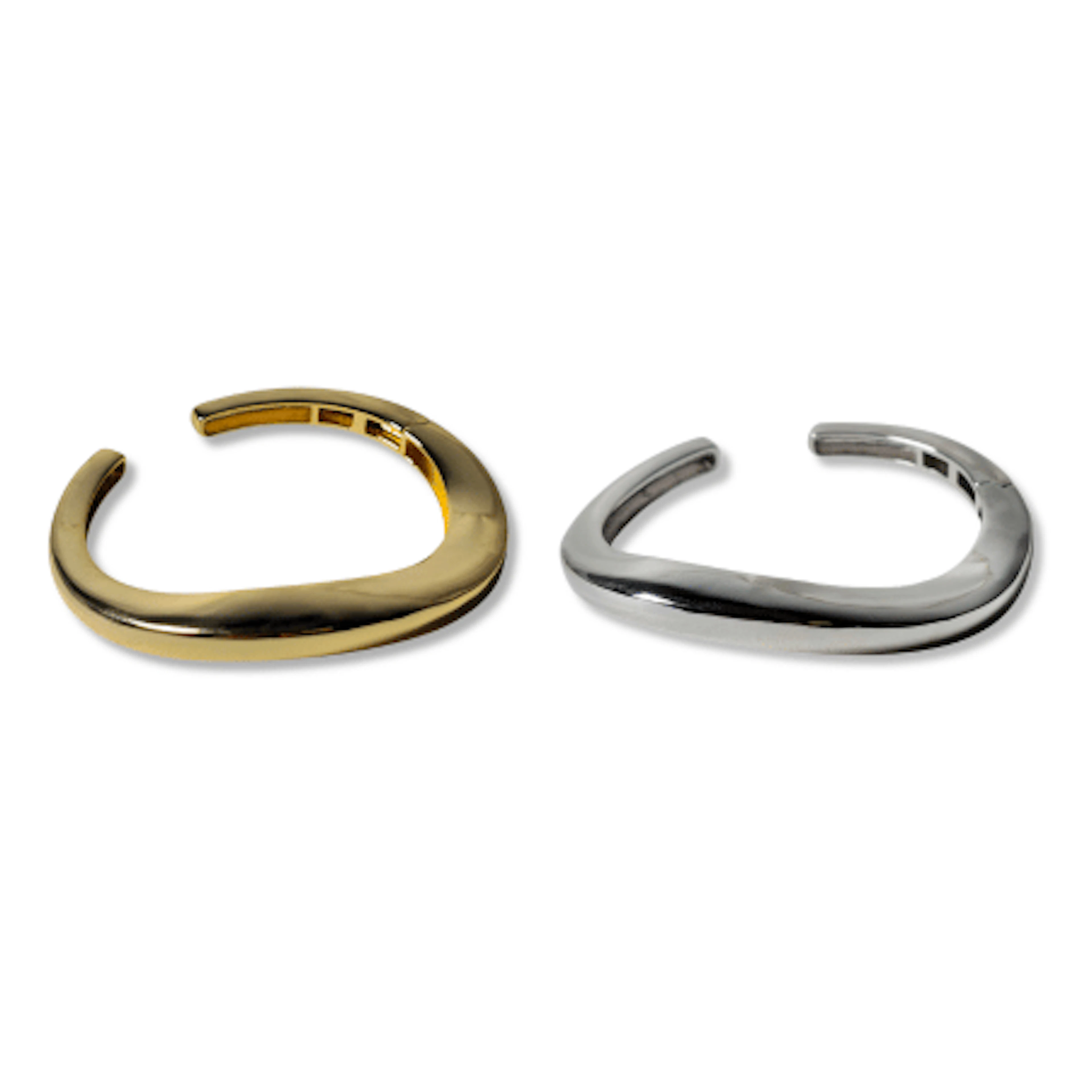 Dos pulseras esclava en latón.