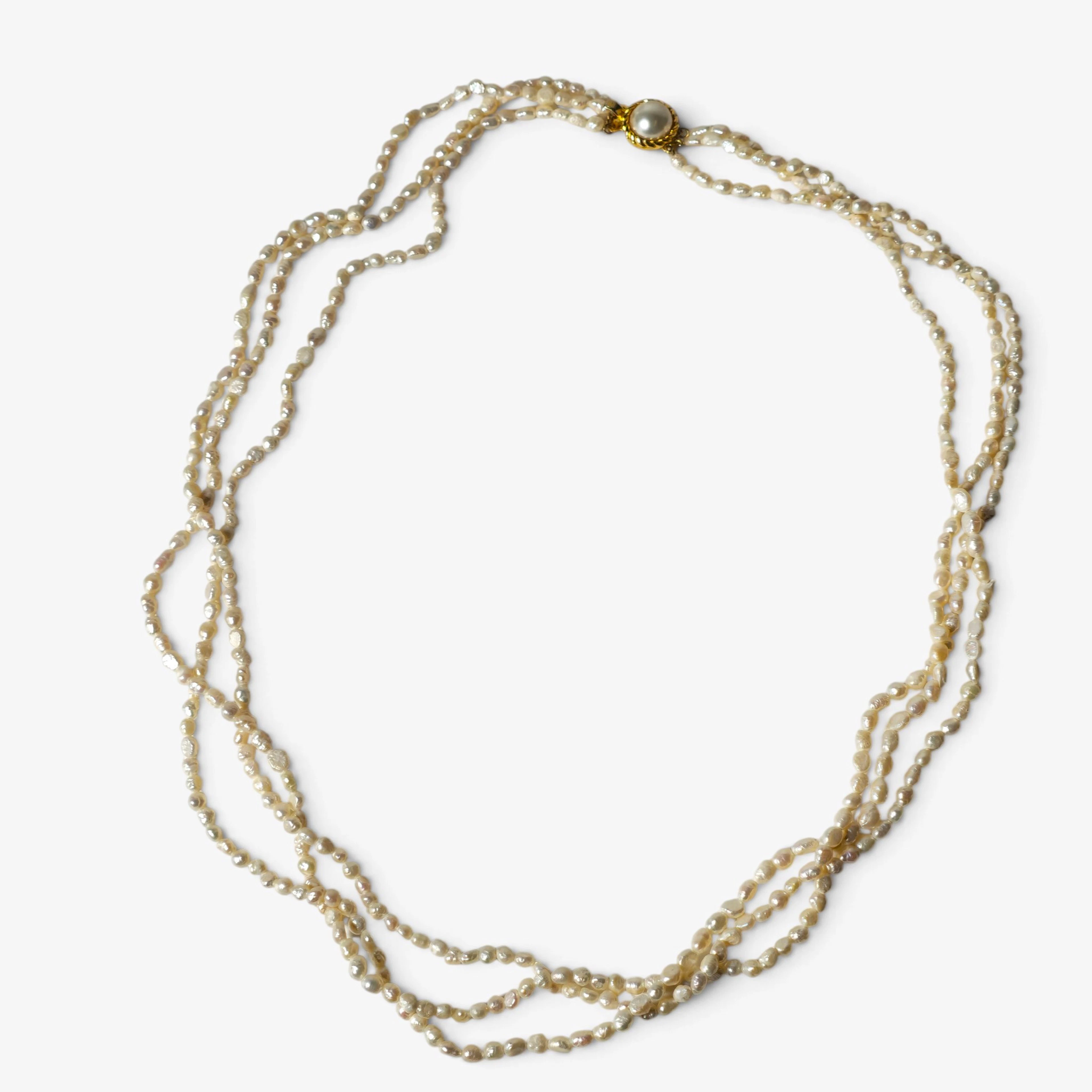 Collar en perlas de rio.