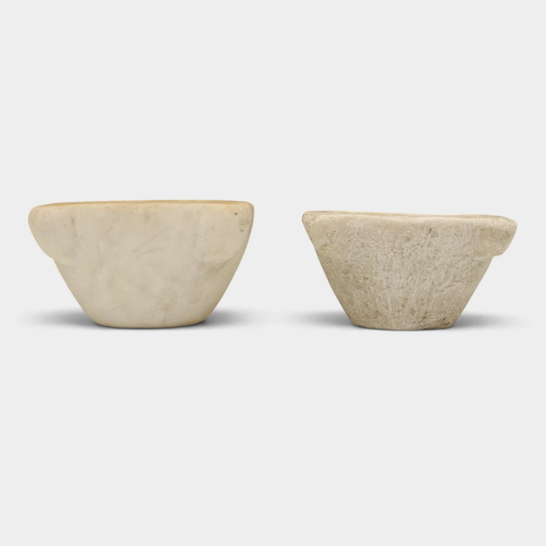 Dos morteros de piedra.