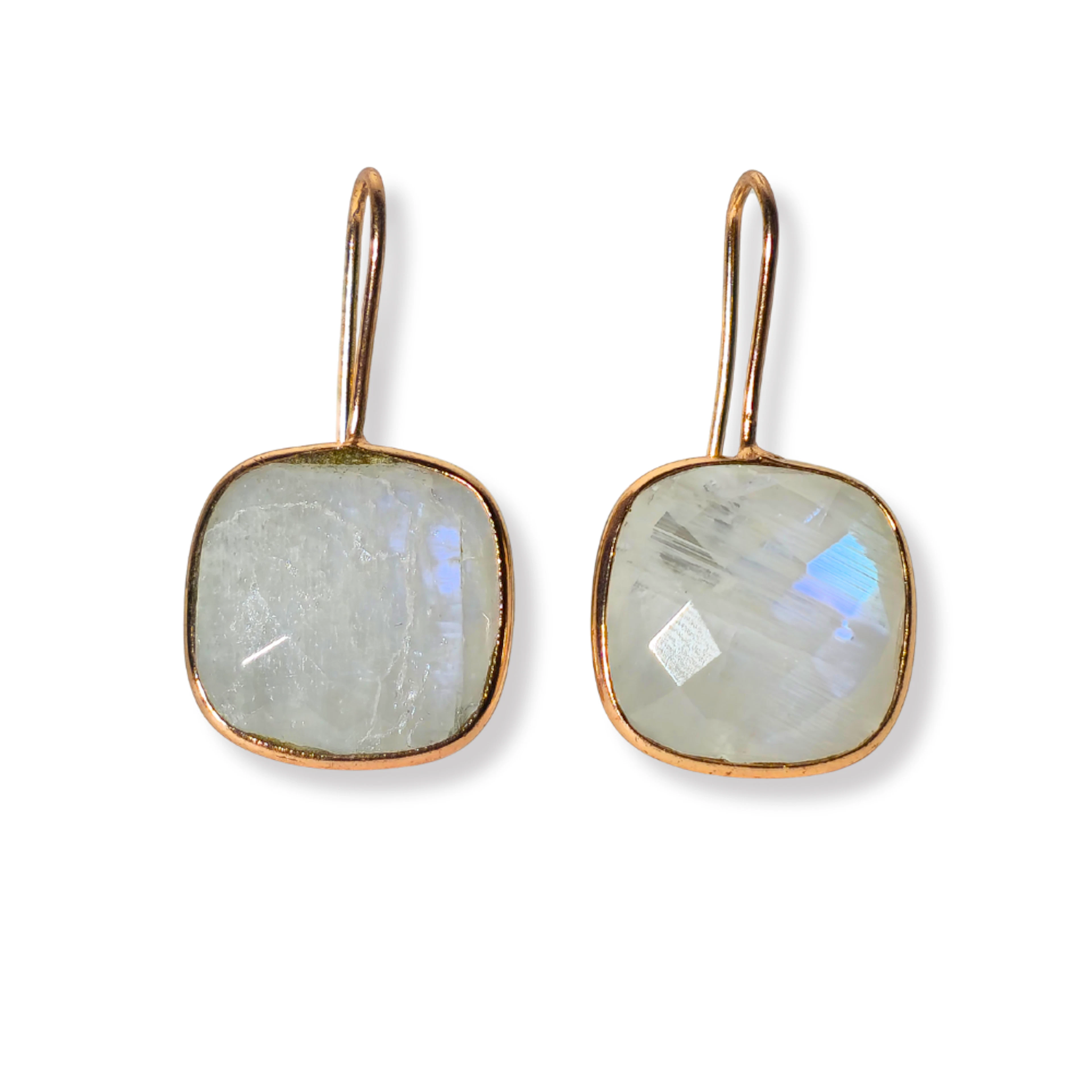 PENDIENTES EN PLATA BAÑADAS EN ORO ROSA CON PIEDRA LUNA EN TALLA CUADRADA