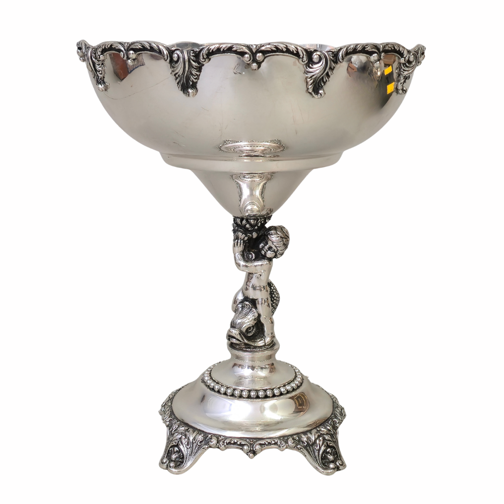 Gran copa en plata. Decorada con motivos vegetales en relieve.