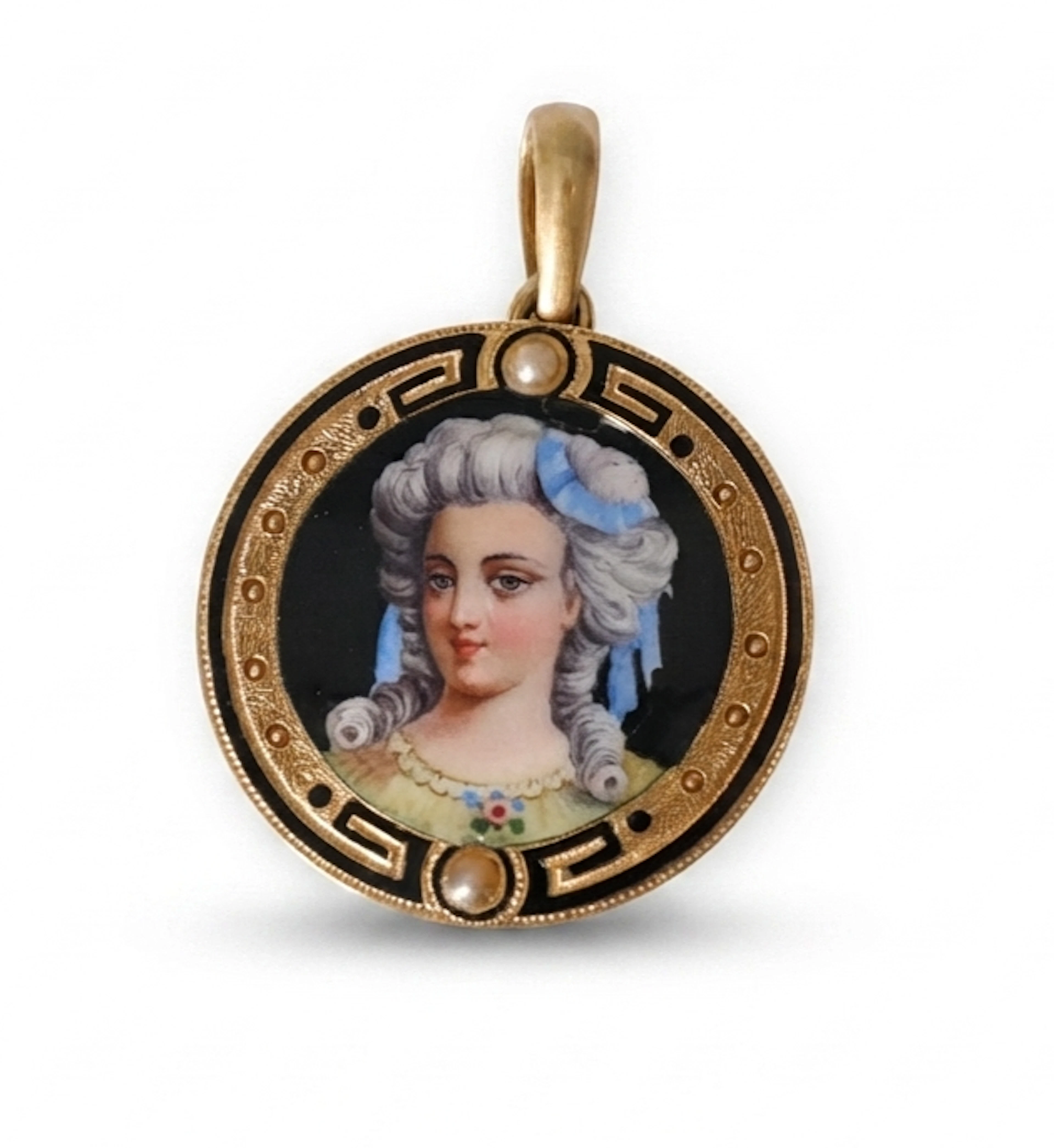 Colgante en oro de 18K con retrato de dama en esmalte.