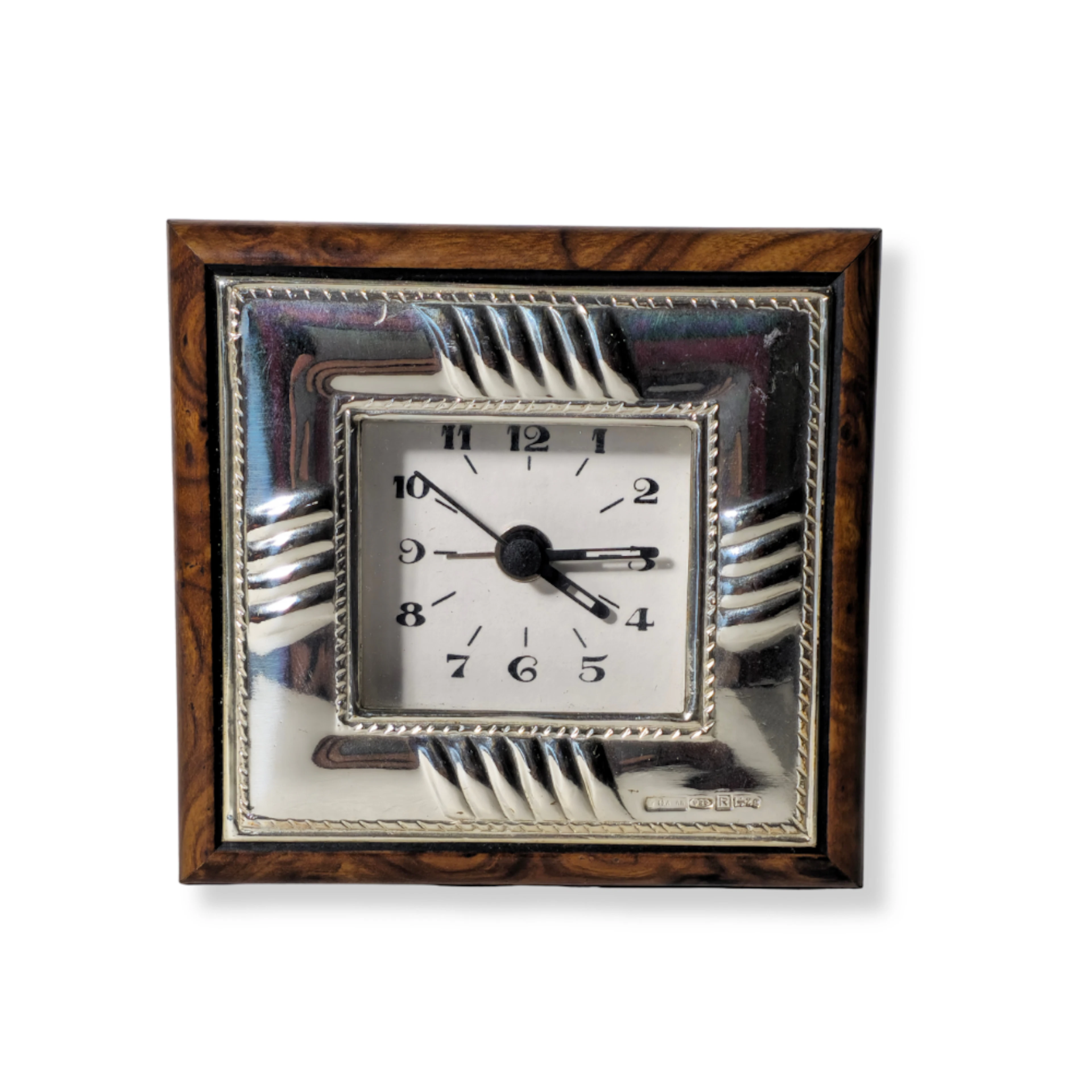 RELOJ DESPERTADOR DE SOBREMESA CON MARCO DE PLATA Y CHAPADO EN MADERA.