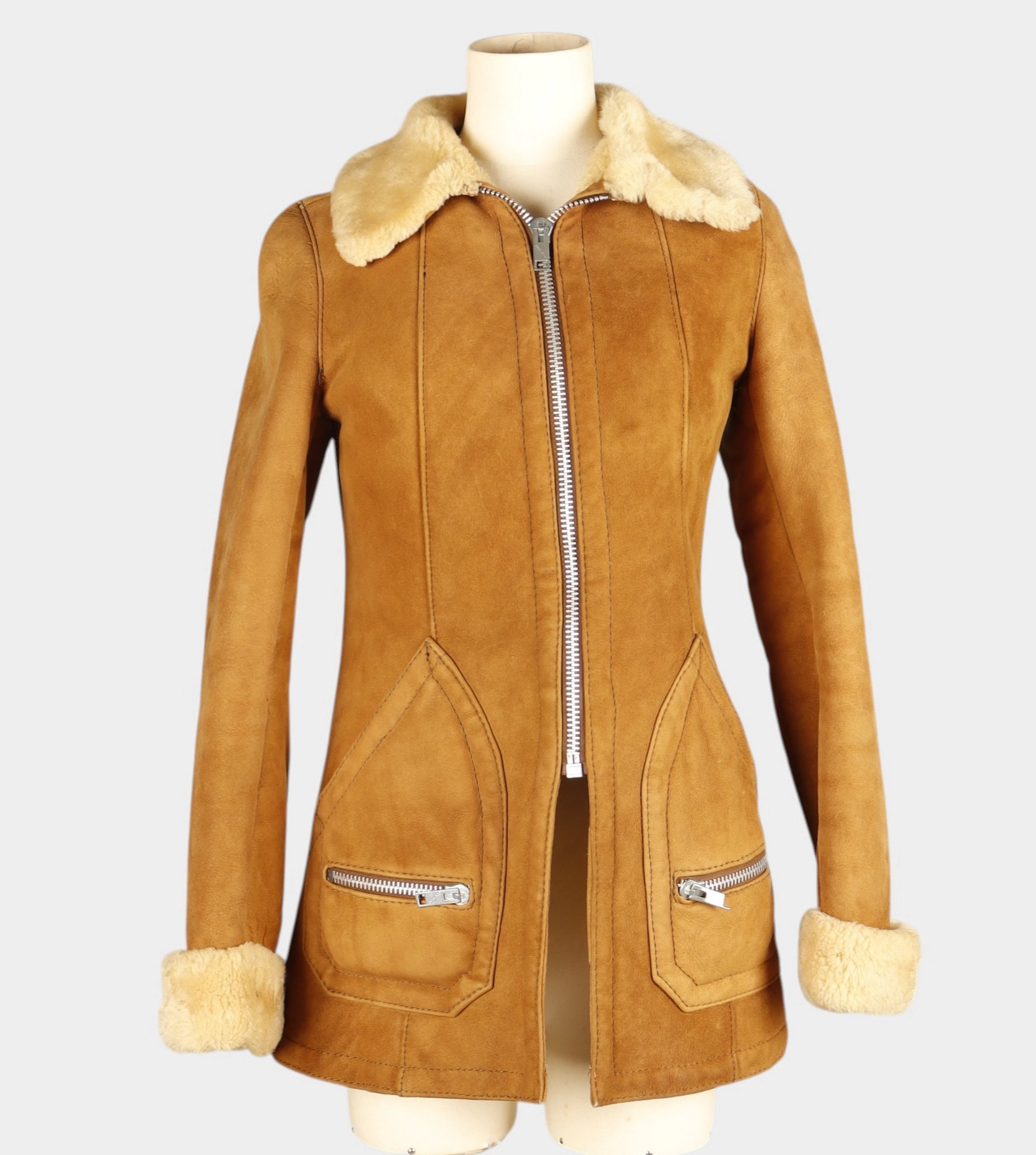 Chaqueta en cordero español camel lana blanca.
