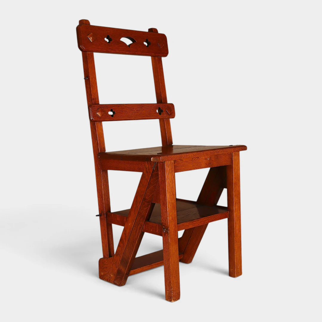 Silla-escalera de biblioteca metamórfica en roble, Inglaterra, h. 1890.