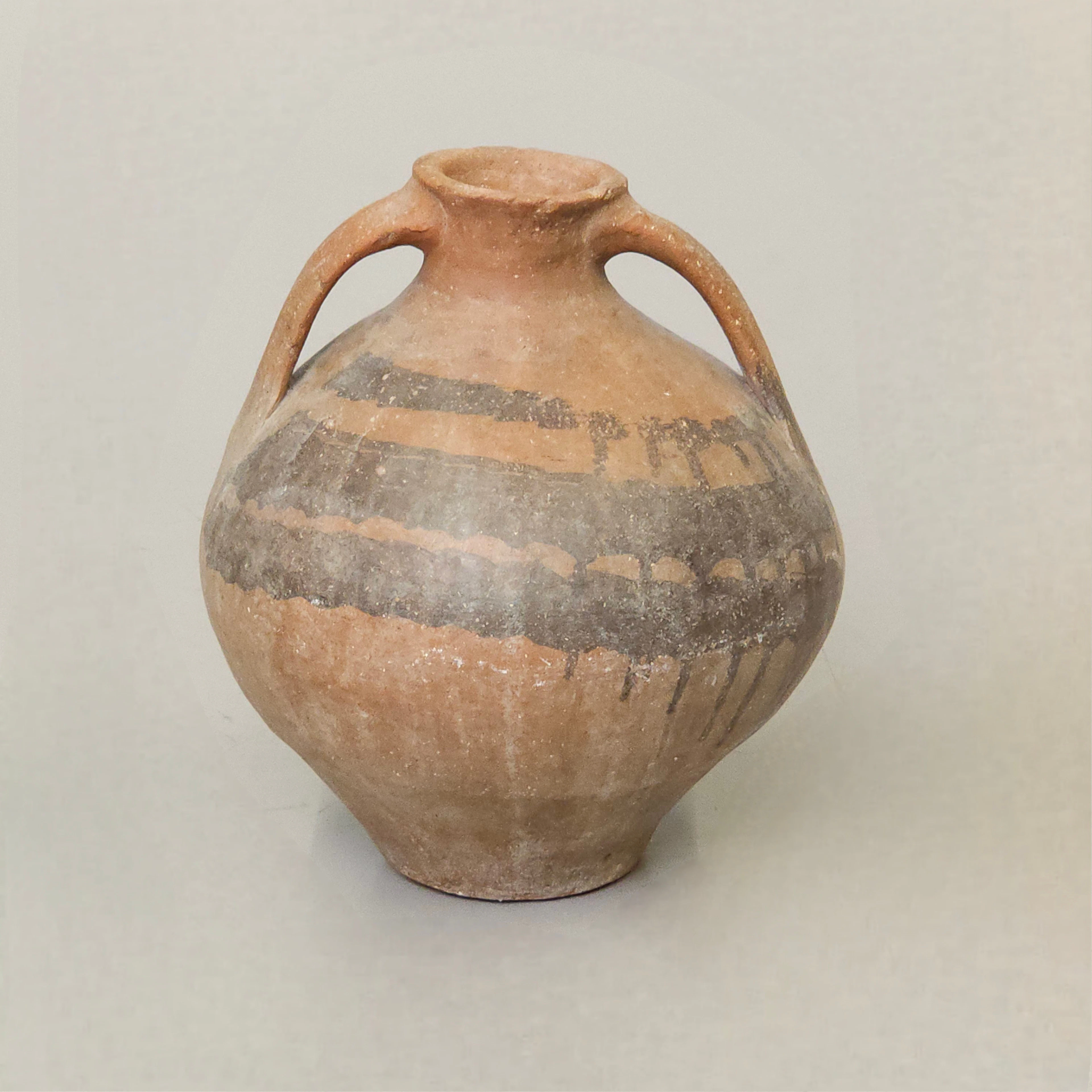 TINAJA EN TERRACOTA CON ASAS Y DECORACIÓN DE BANDAS.
