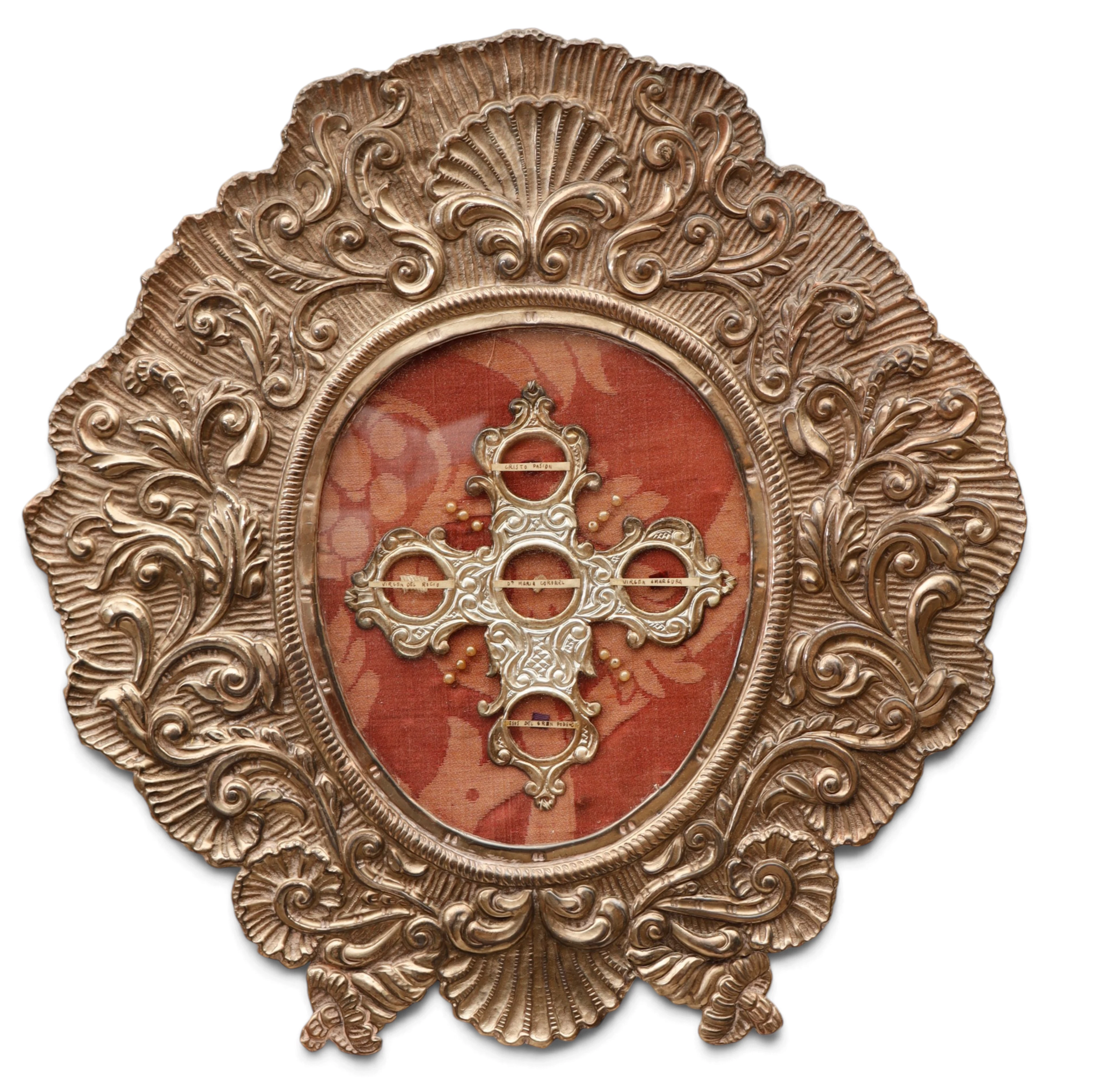 Relicario de pared sevillano en metal plateado, del siglo XX.