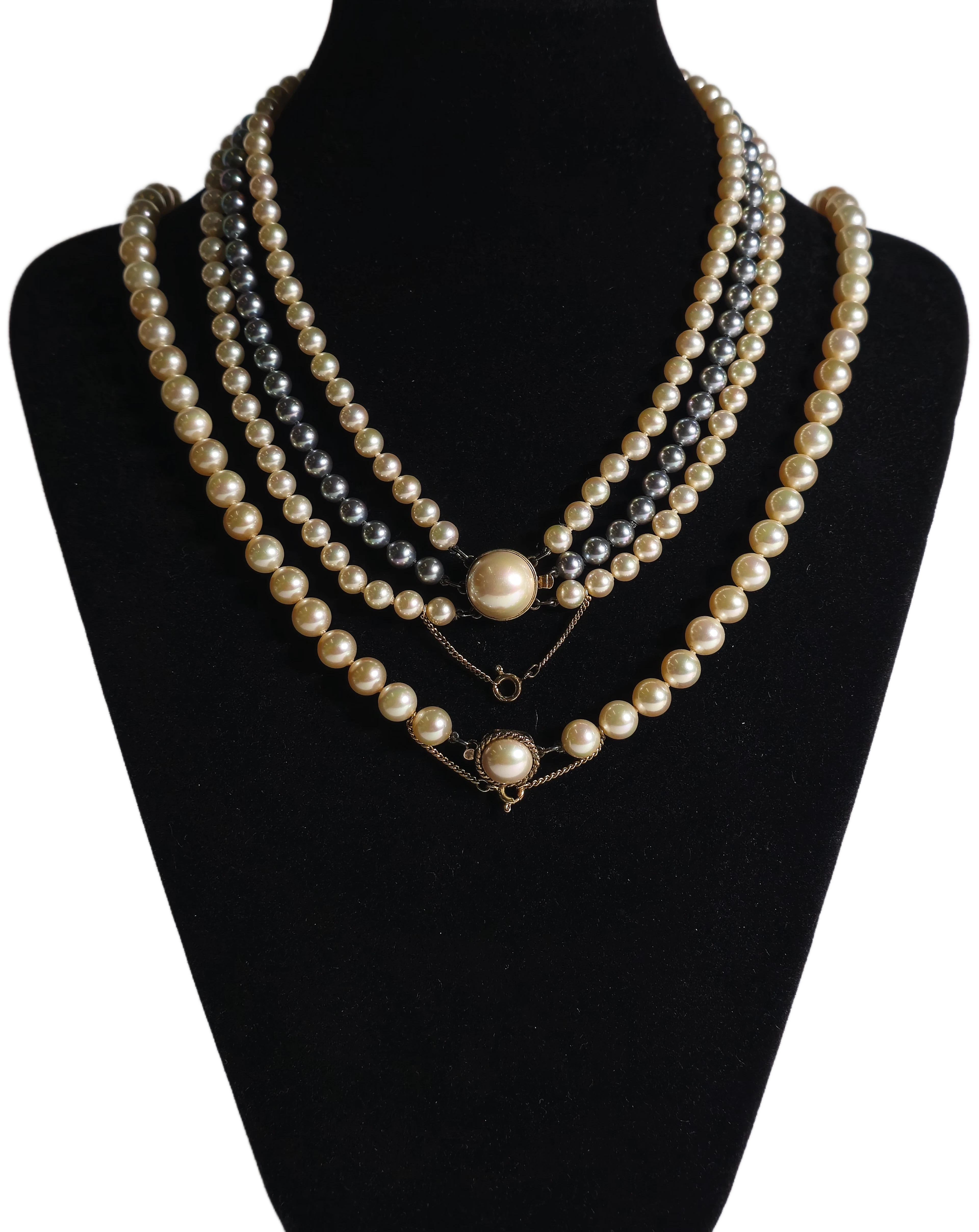 DOS COLLARES DE PERLAS DE MAJORICA CON CIERRES DE PLATA.