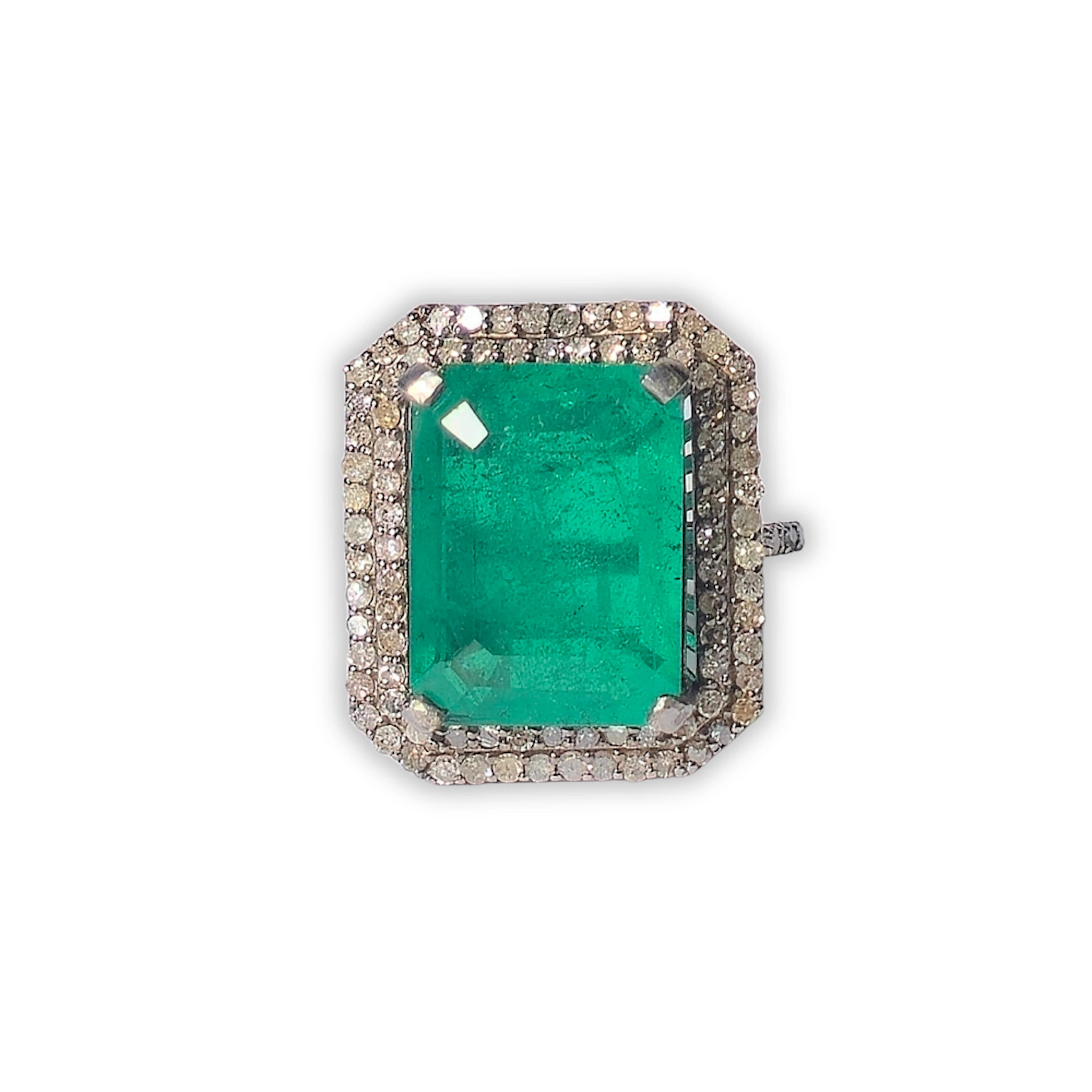 Anillo en plata con baño de rutenio y crisoprasa orlada por diamantes.