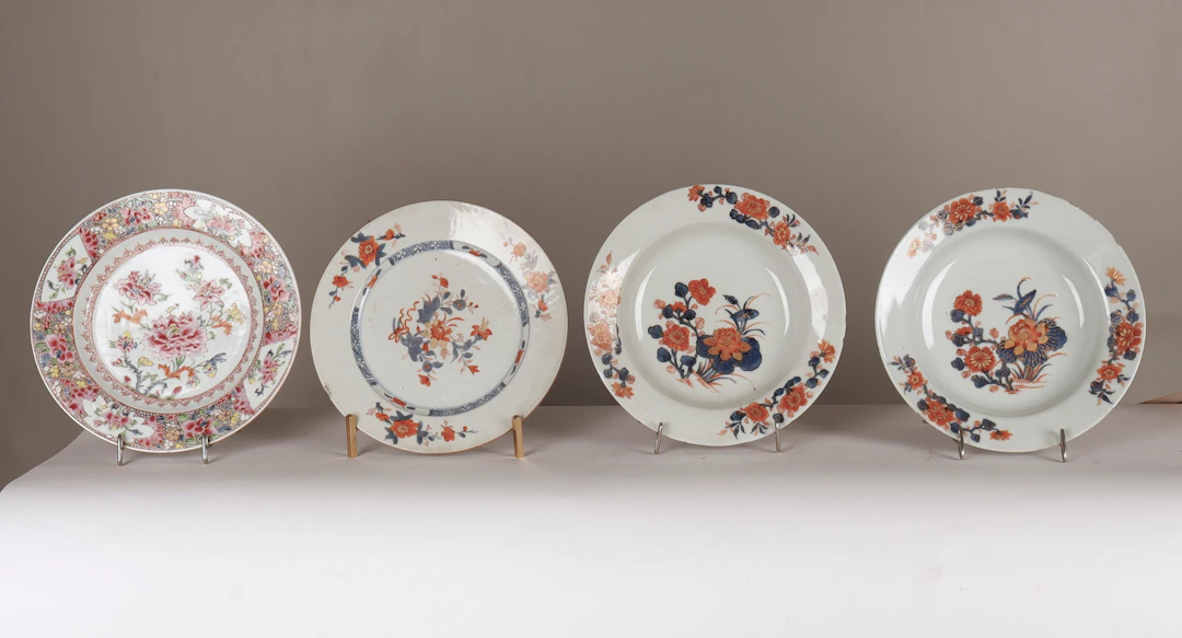 Cuatro platos chinos en porcelana, de los siglos XVIII y XIX.