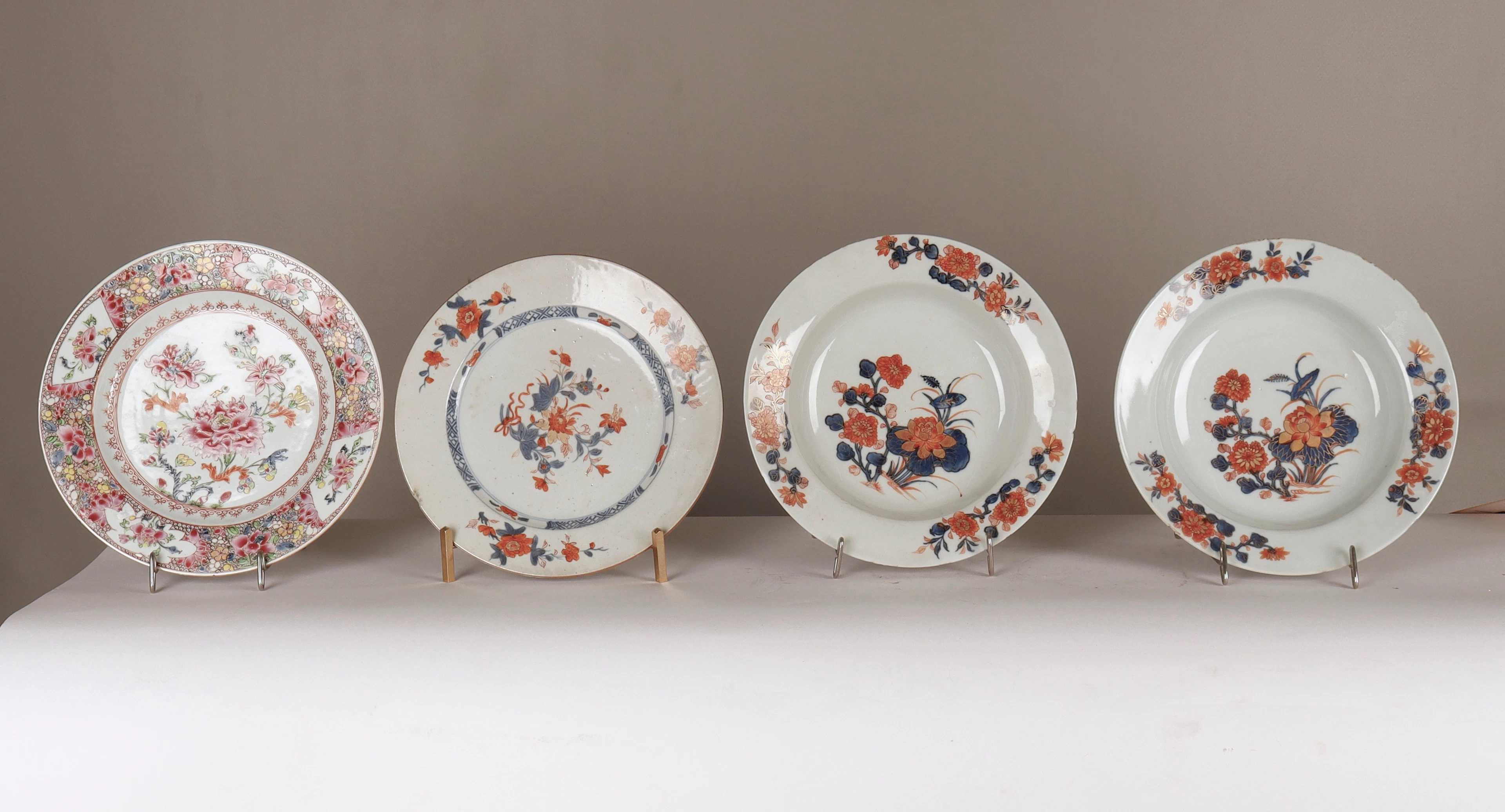 Cuatro platos chinos en porcelana, de los siglos XVIII y XIX.