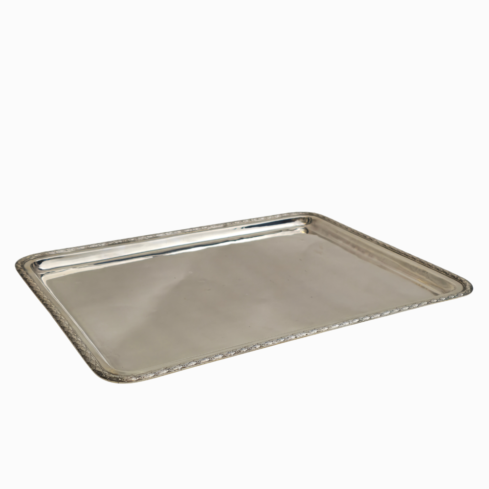 Bandeja de servicio en plata. Borde decorada con guirnalda de laurel.