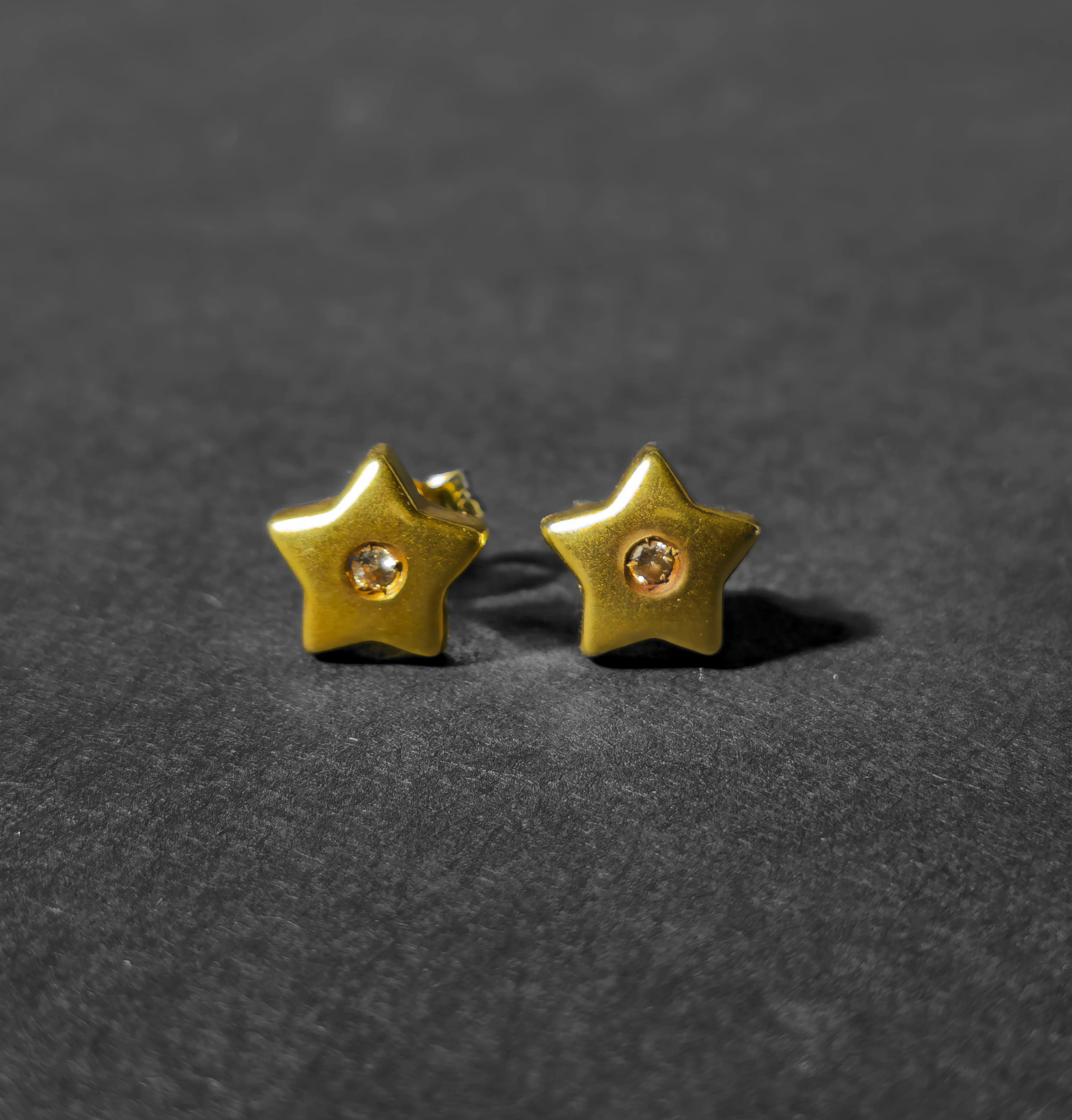 PENDIENTES "ESTRELLA" EN ORO 18 QUILATES Y DIAMANTE 1,80 CT.