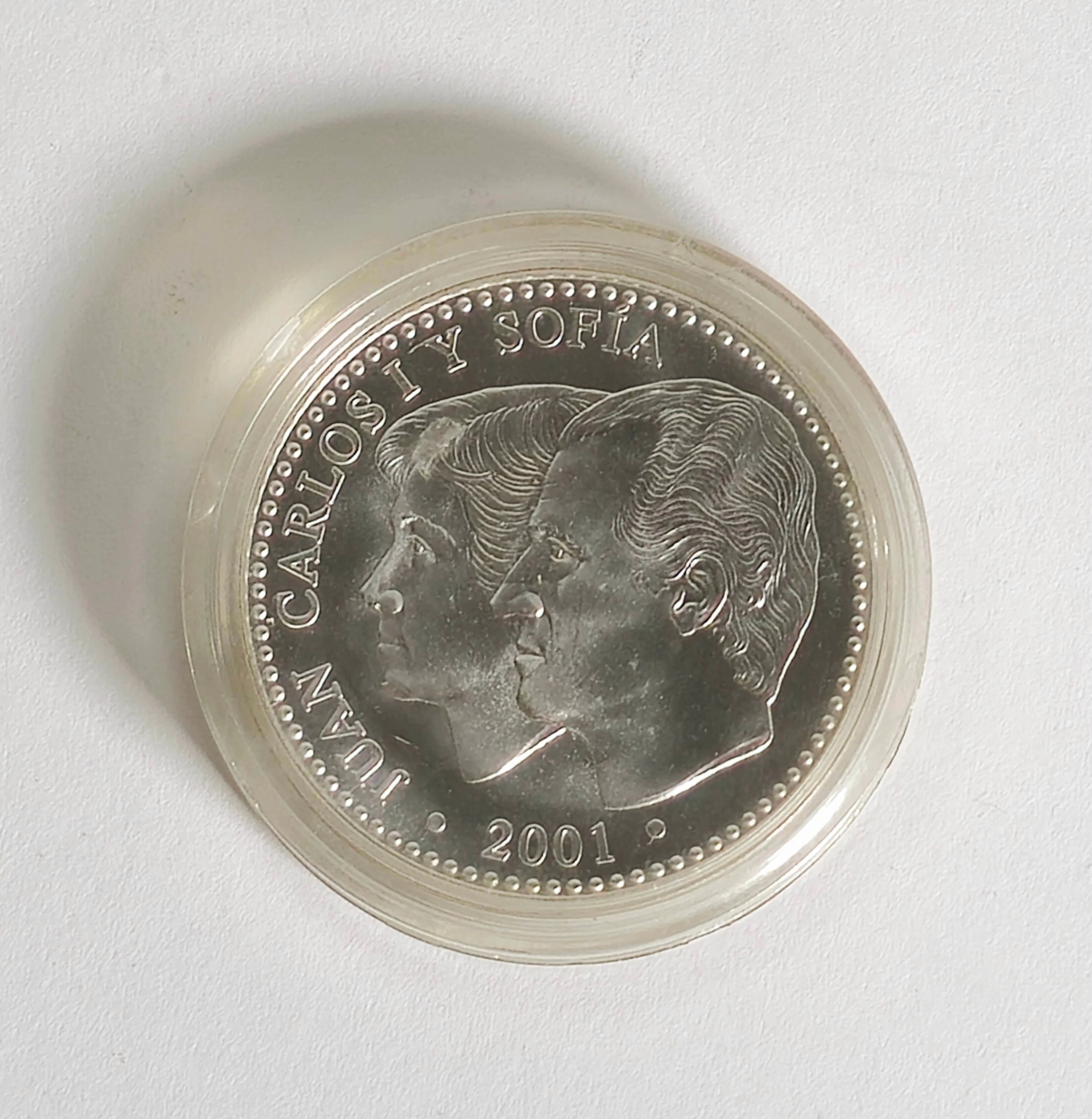 MONEDA CONMEMORATIVA DE LOS REYES DE ESPAÑA SOFIA Y JUAN CARLOS.