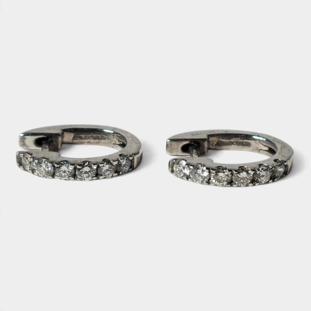 Aritos en oro blanco de 18K y diamantes.