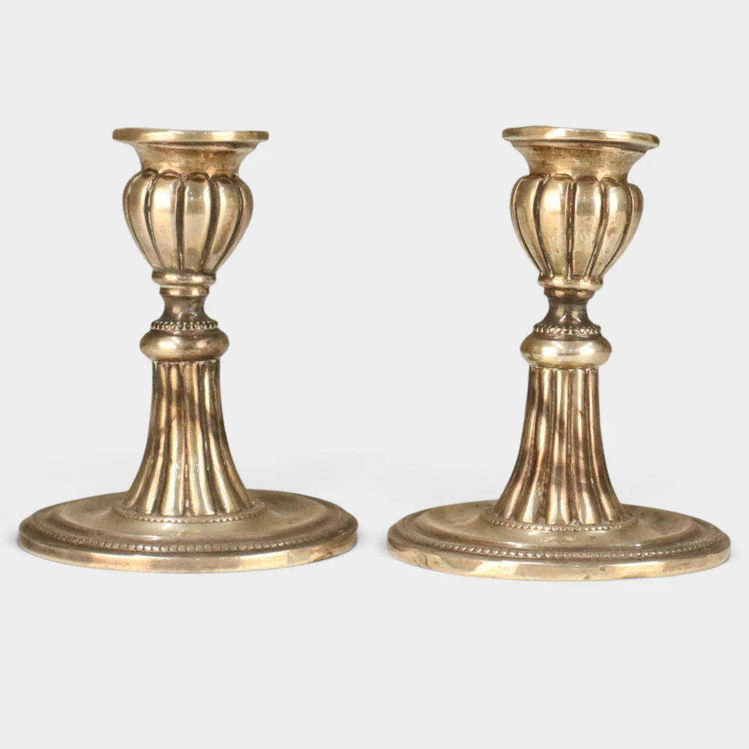 Pareja de candeleros en plata.
