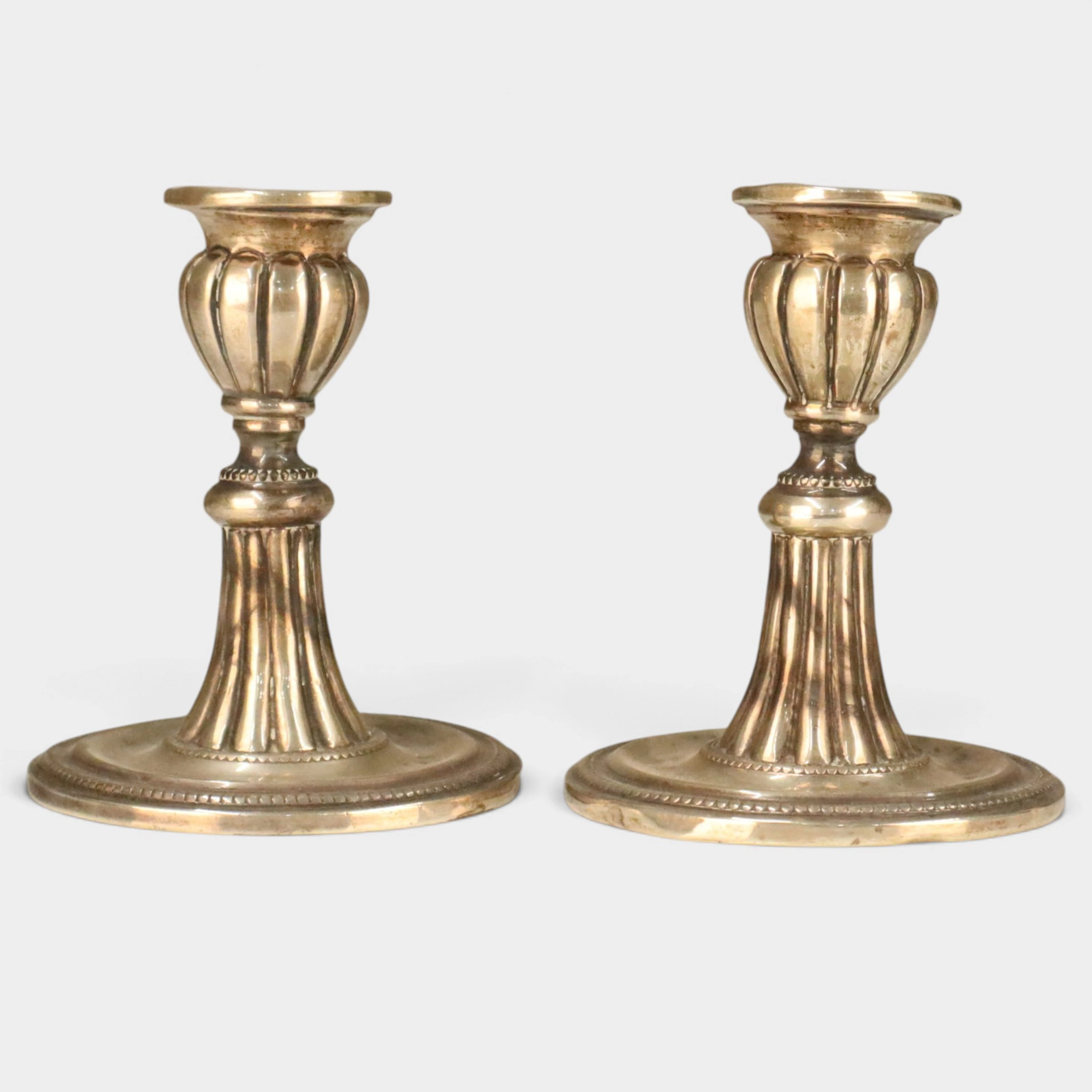 Pareja de candeleros en plata.