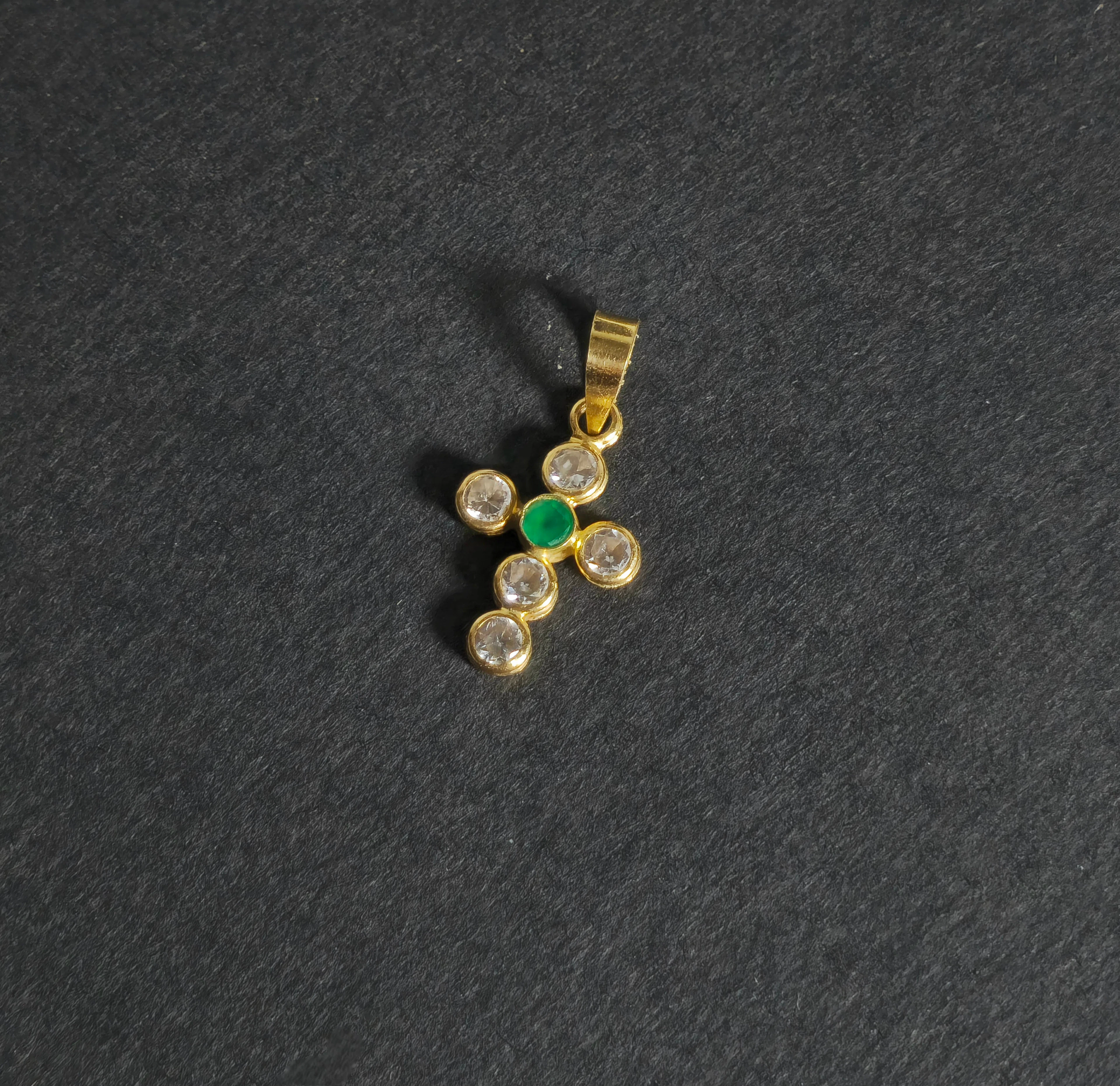 COLGANTE CRUZ CON ESMERALDA Y CIRCONITAS.