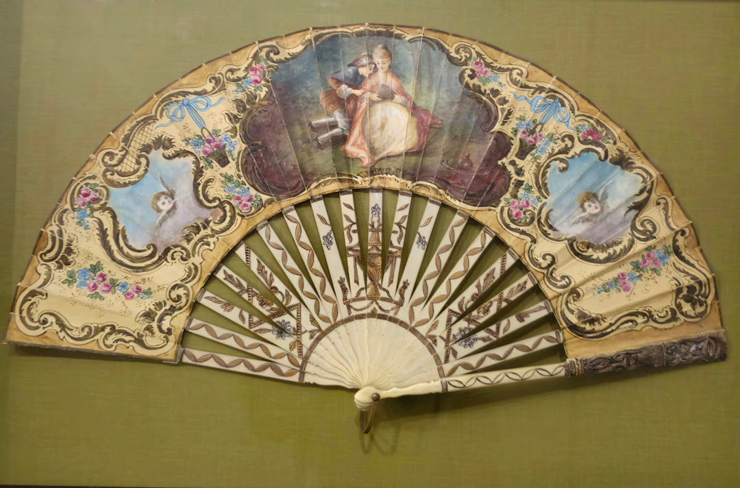 Abanico Napoleón III en hueso con varillaje en hueso y país en papel.