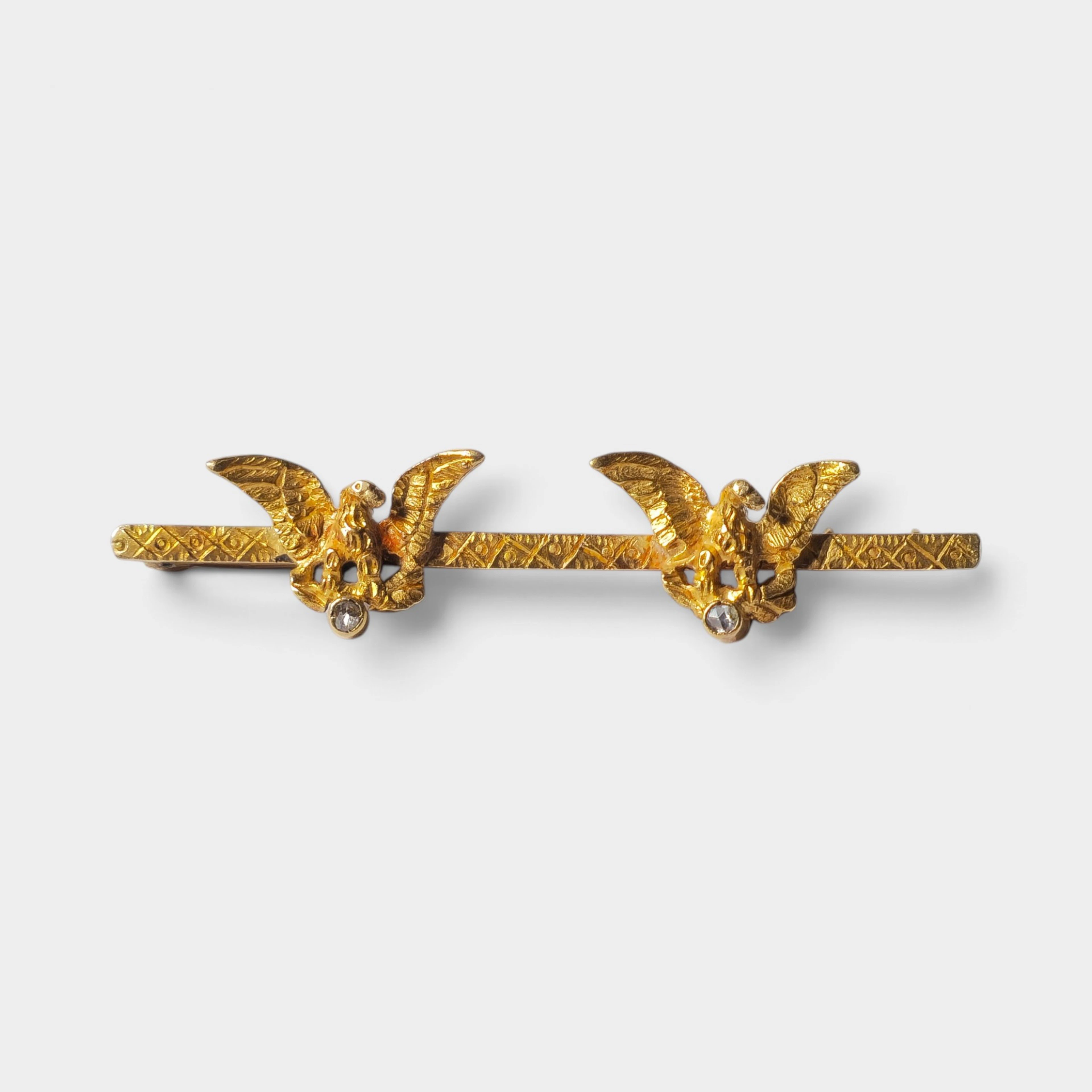 Broche en oro amarillo con diamantes.