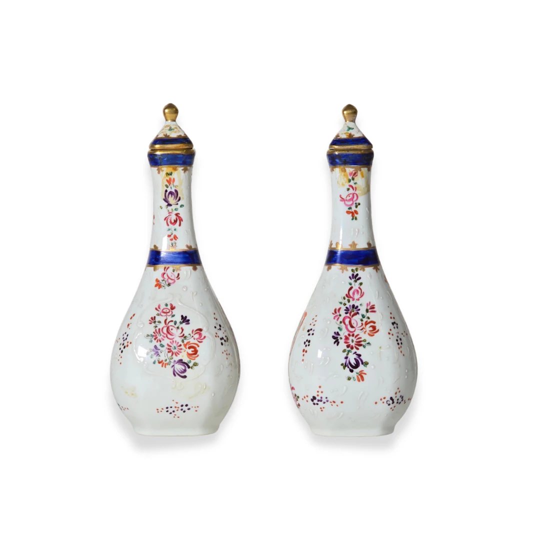 Dos jarrones en porcelana esmaltada. Viejo París.
