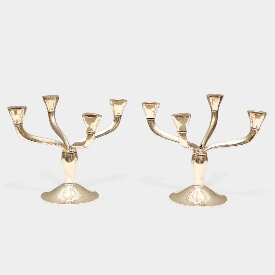 Pareja de candelabros de cuatro luces en plata española punzonada.