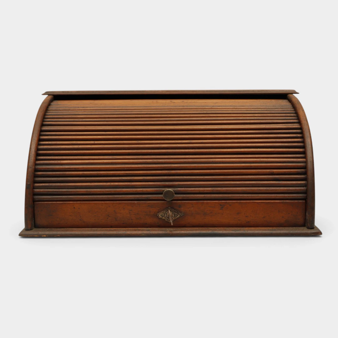 Archivador de madera con tapa enrollable.