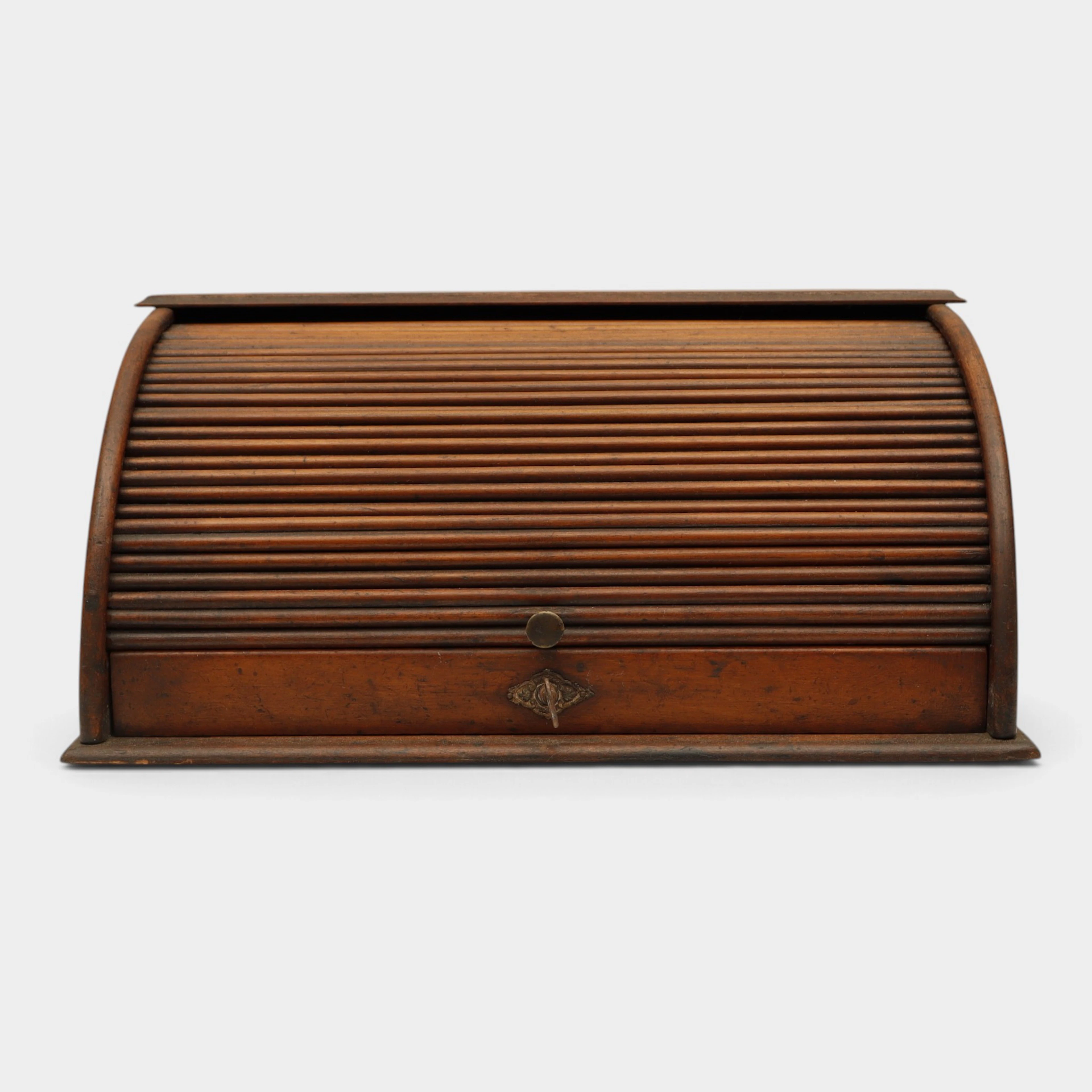 Archivador de madera con tapa enrollable.