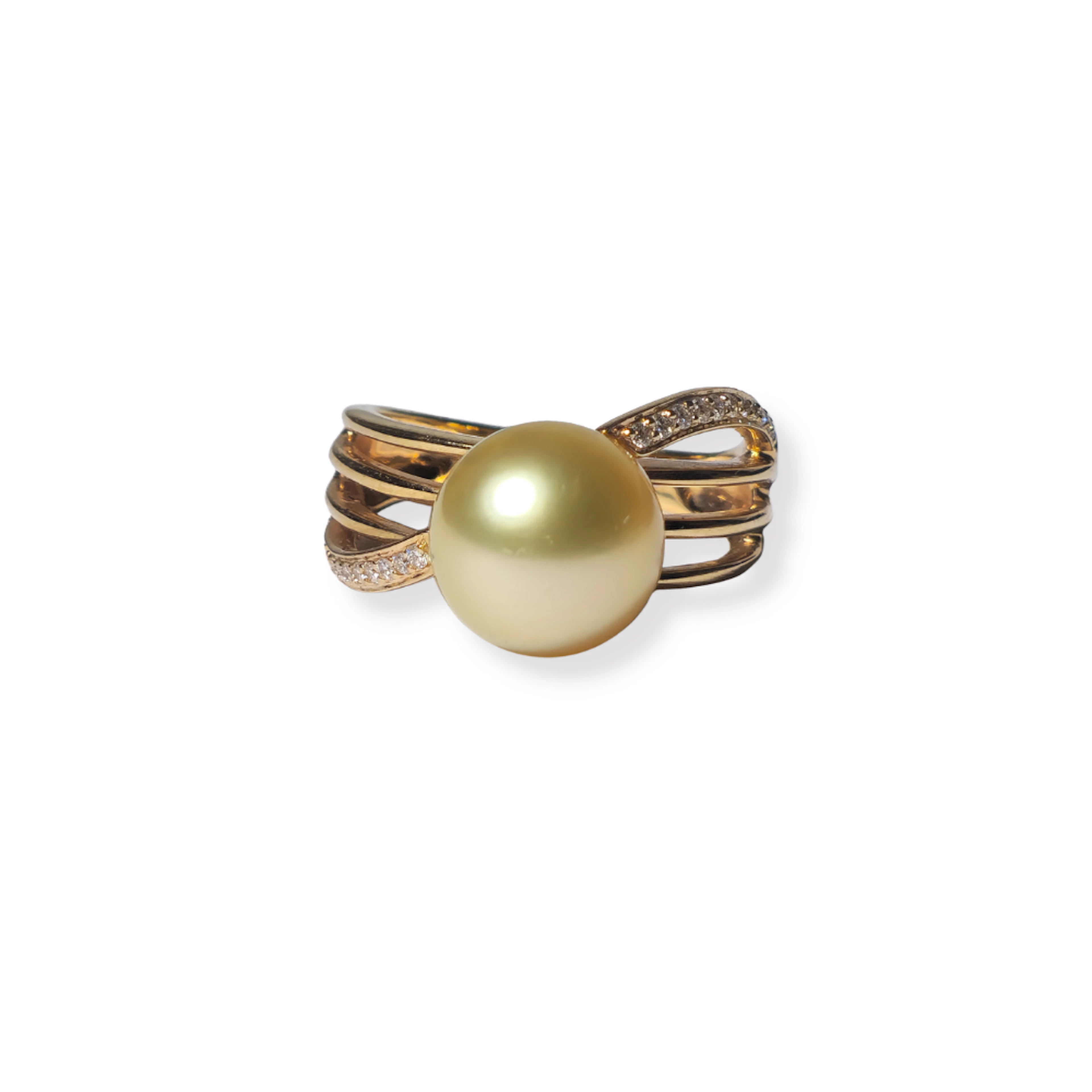 ANILLO EN ORO Y DIAMANTES CON PERLA CULTIVADA.