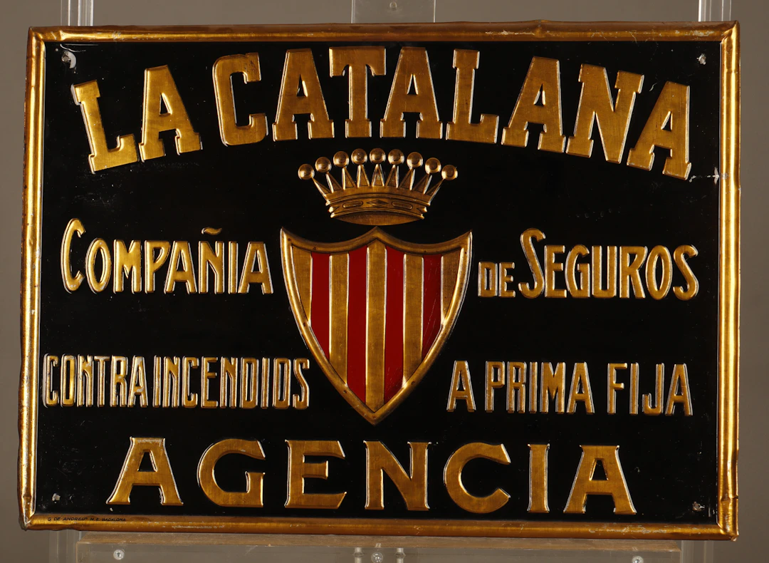 La Catalana, placa publicitaria en hojalata estampada y pintada.