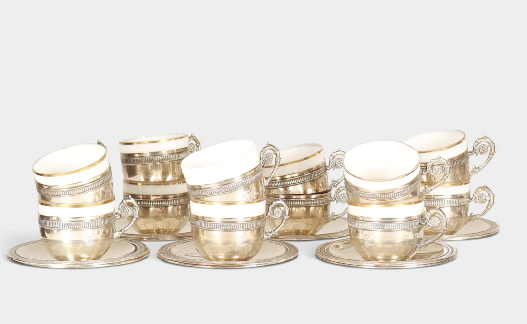 Juego de 12 tazas y platos de café de plata, con depósitos en opalina.