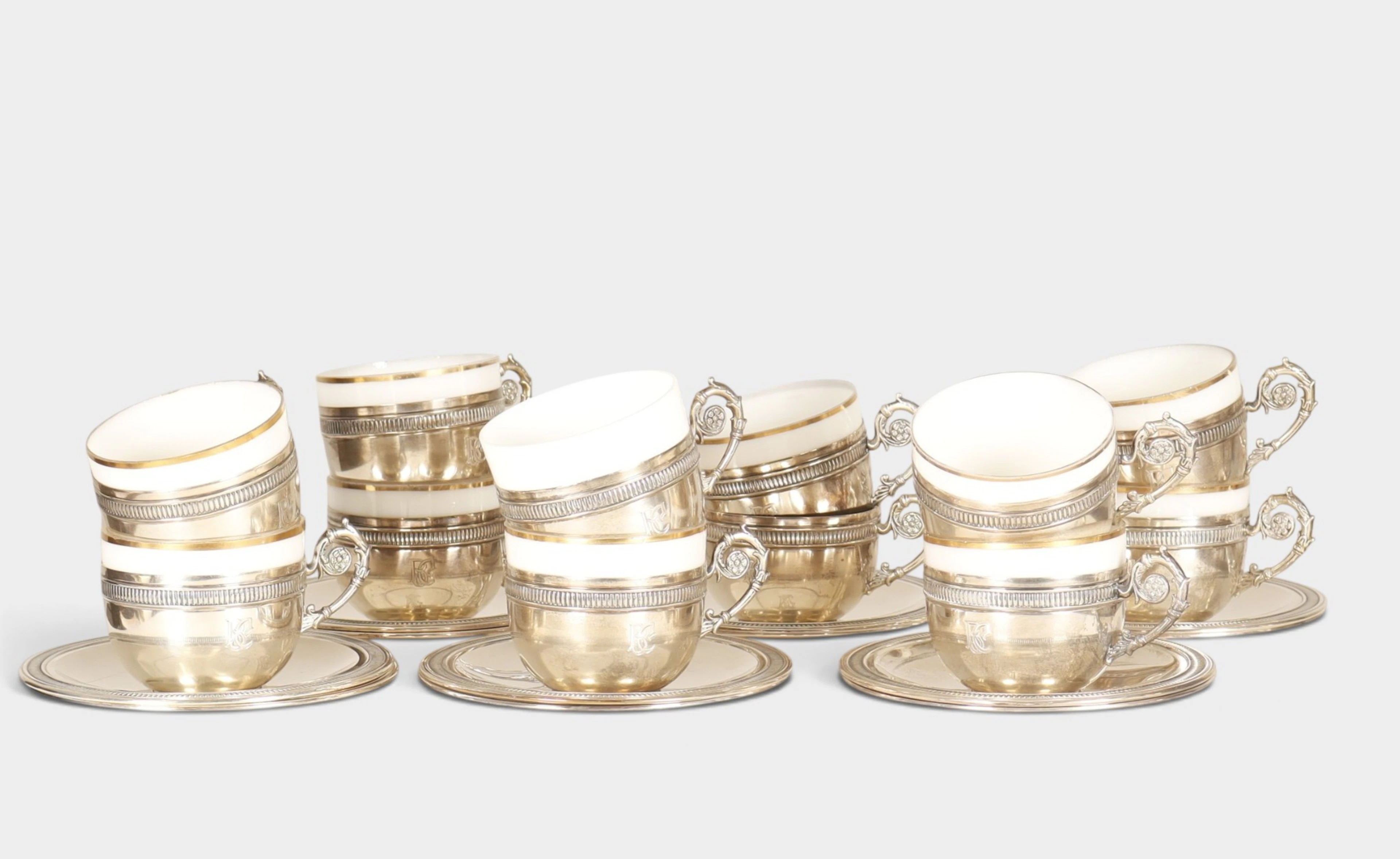 Juego de 12 tazas y platos de café de plata, con depósitos en opalina.