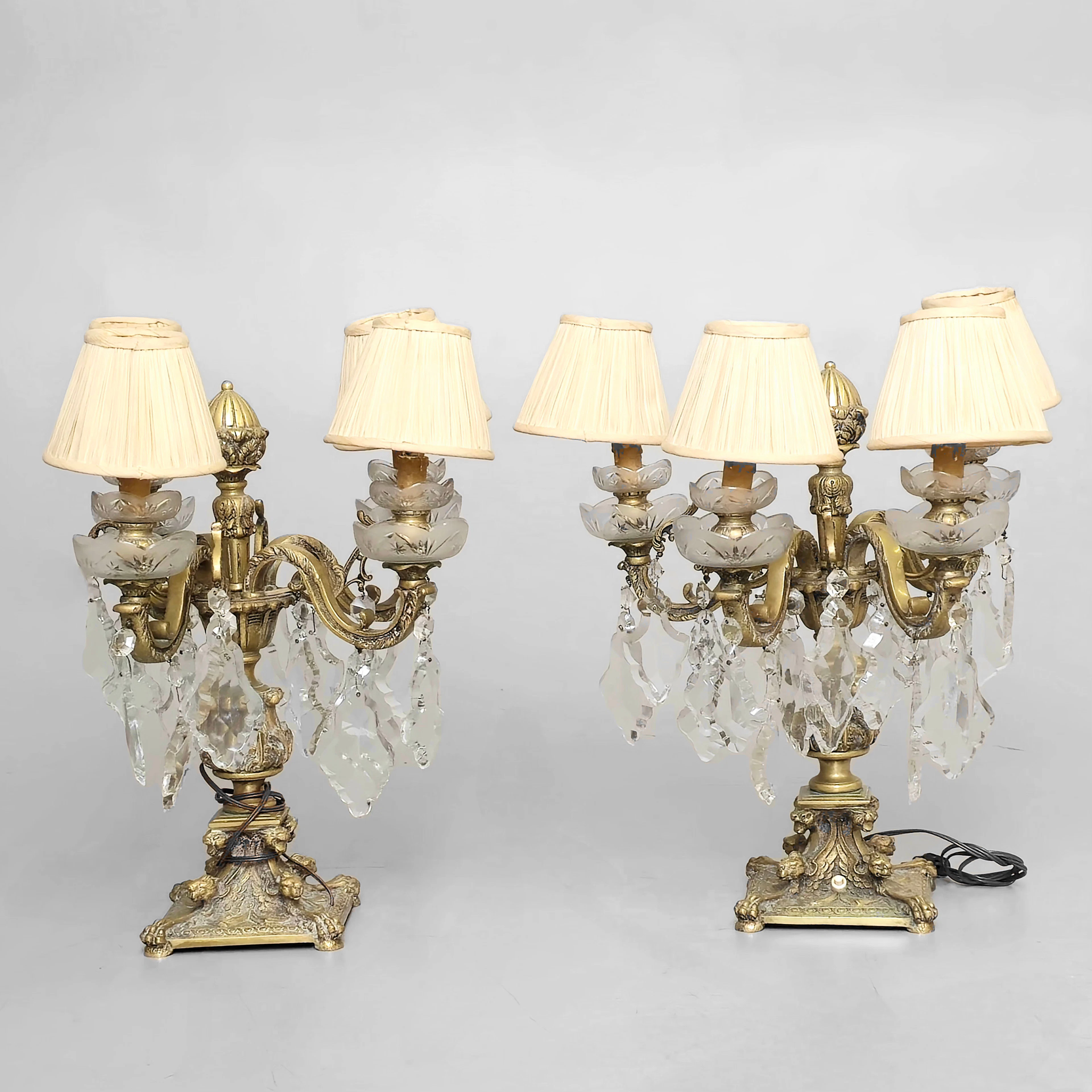 DOS LÁMPARAS CANDELABRO DE SOBREMESA. BRONCE DORADO CON CRISTAL.