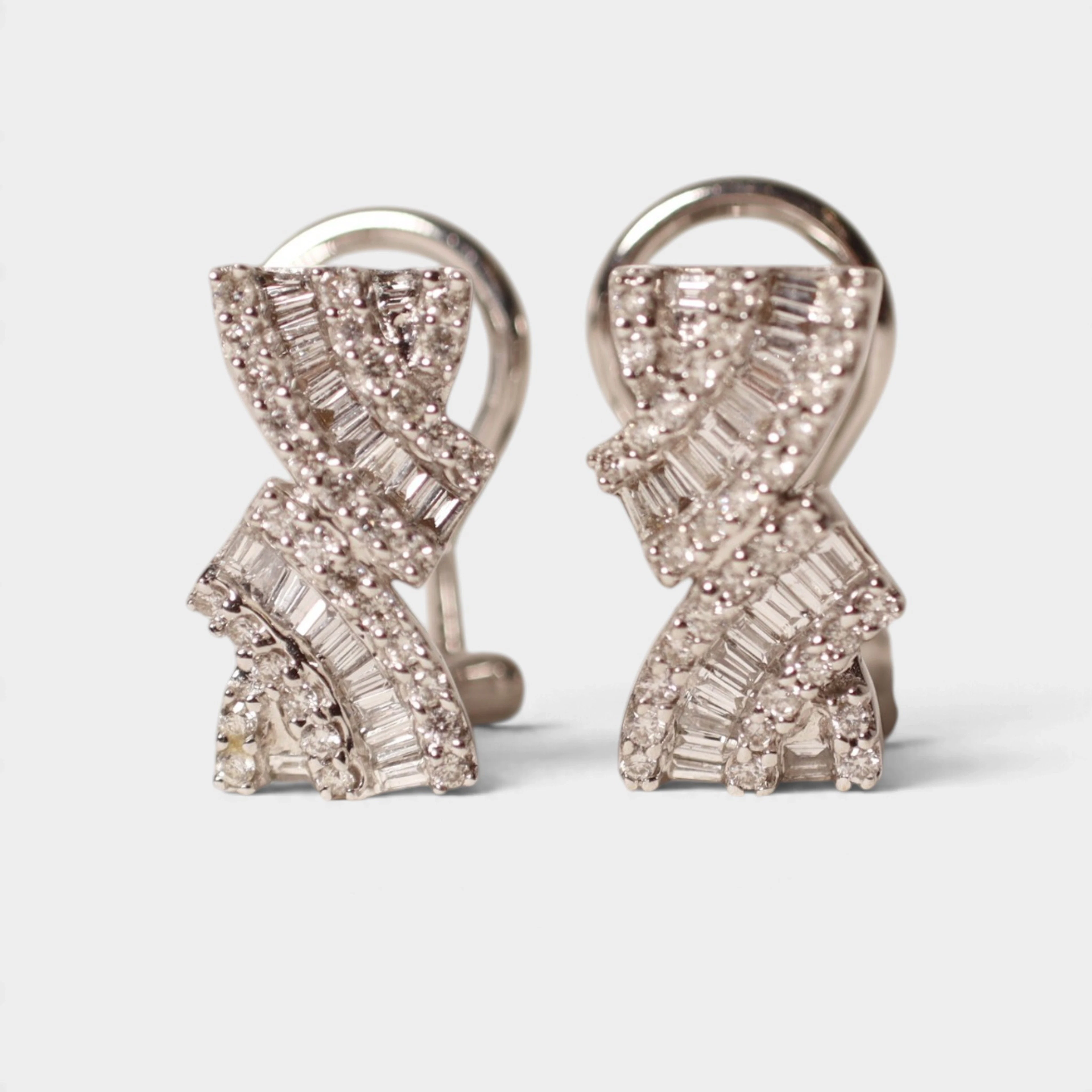 Pendientes en oro blanco de 18K y diamantes en talla baguette y brillante.