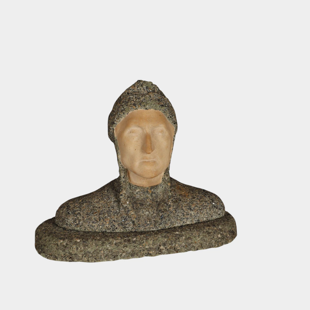 Dante Alighieri con cappuccio en terracota y piedra granítica moteada.