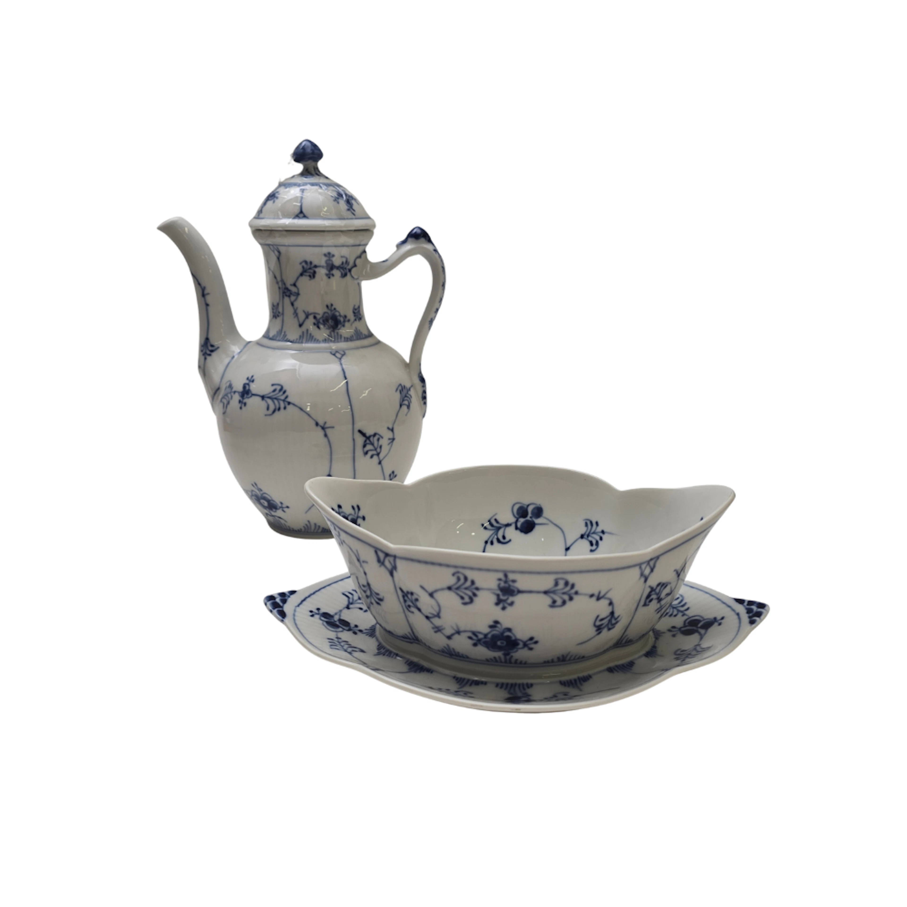 ROYAL COPENHAGUEN. CAFETERA Y SALSERA CON PLATO ADJUNTO "MUSSELMALET"