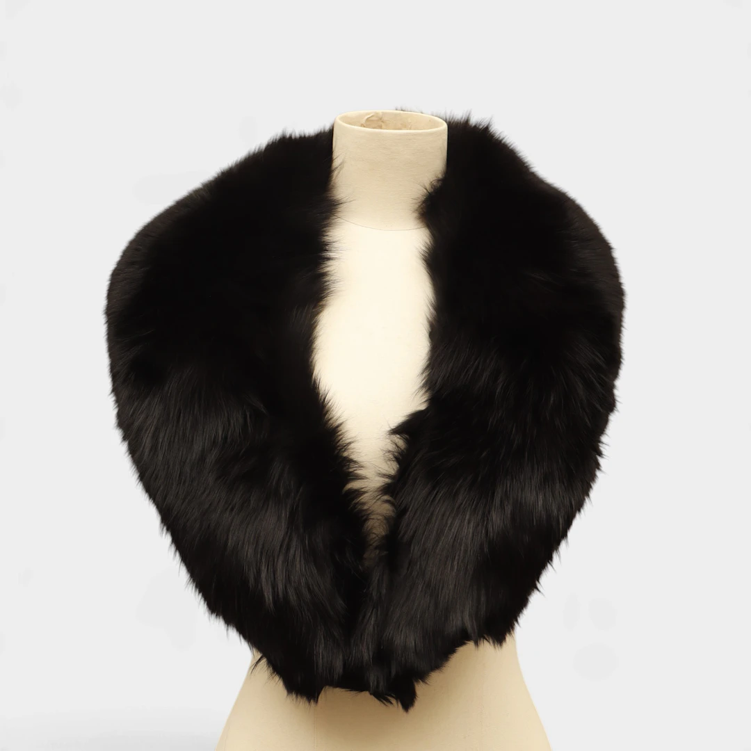 Cuello en zorro negro.