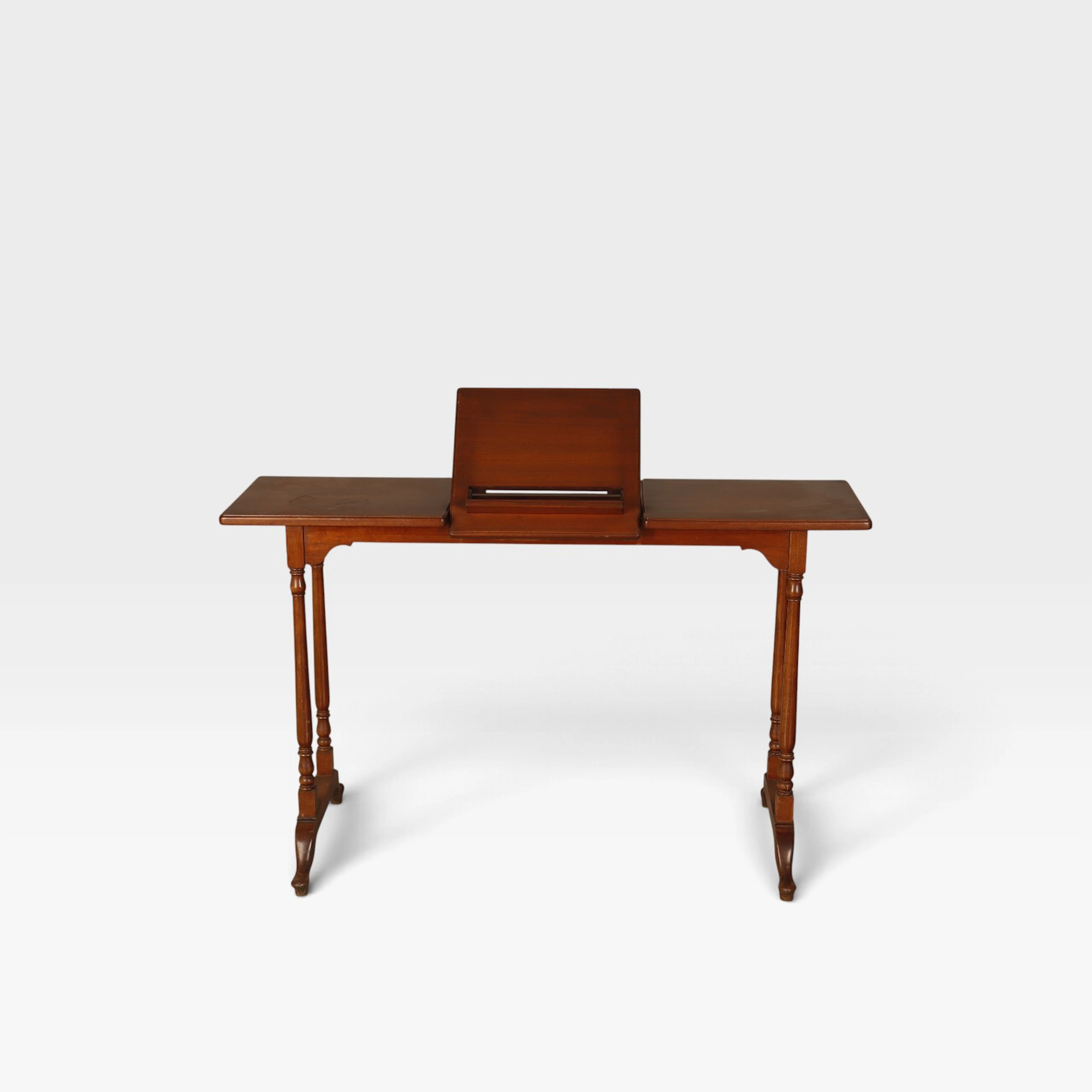 Mesa de lectura inglesa en madera teñida, de principios del siglo XX.
