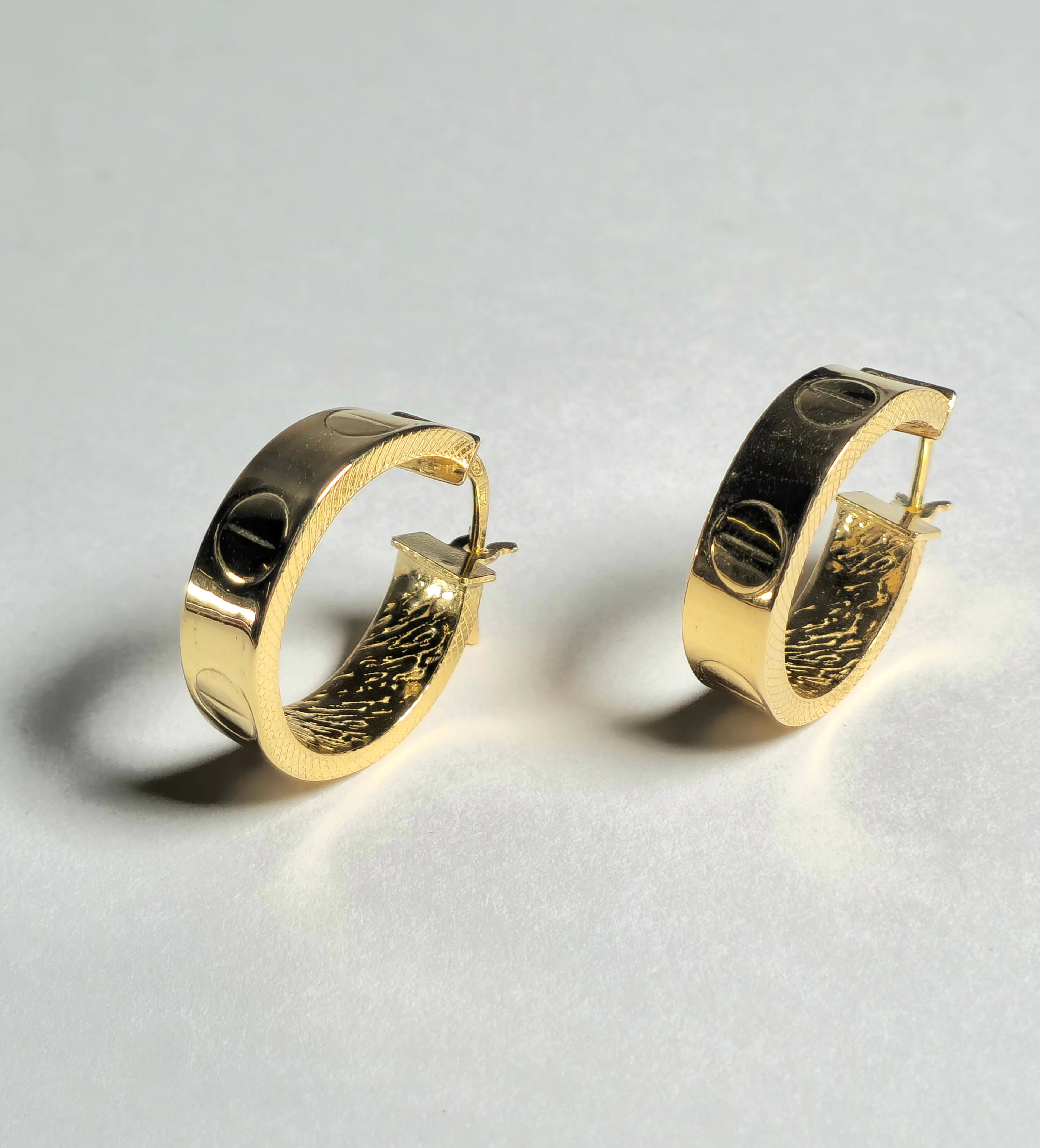 DOS ARITOS EN PLATA CHAPADAS EN ORO ESTILO CARTIER.