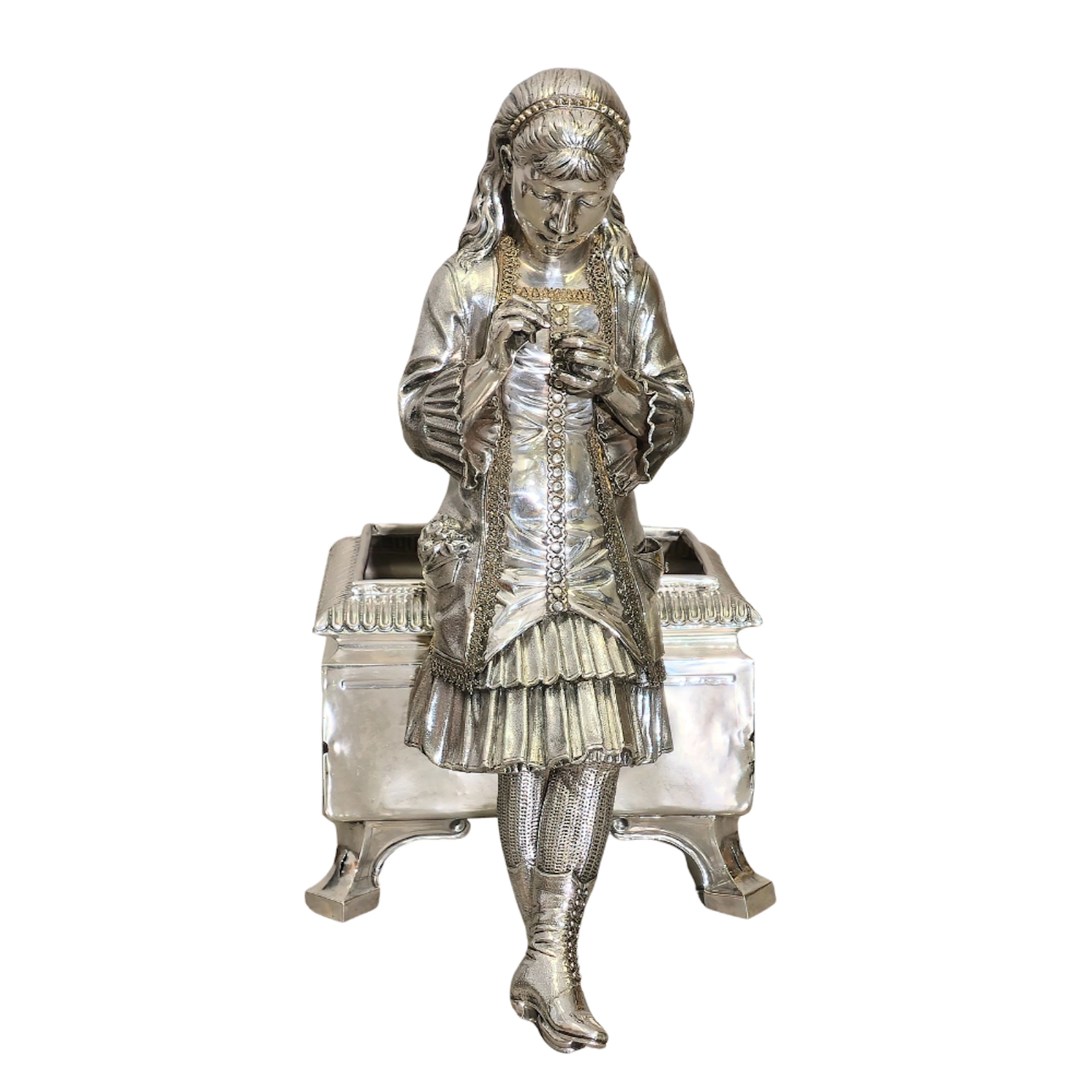 Jardinera con figura femenina sedente en plata.
