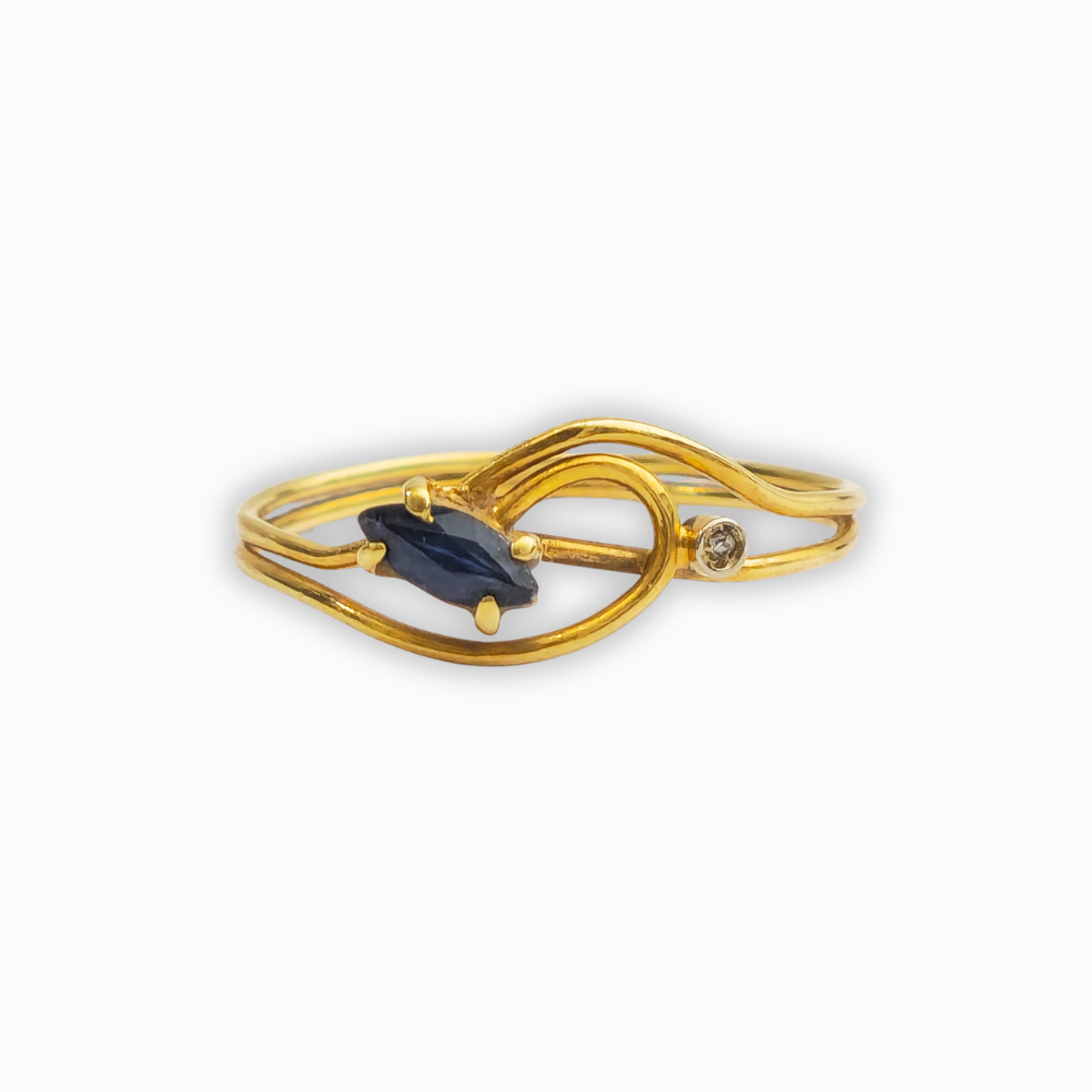 Anillo en oro 18 K y zafiro.