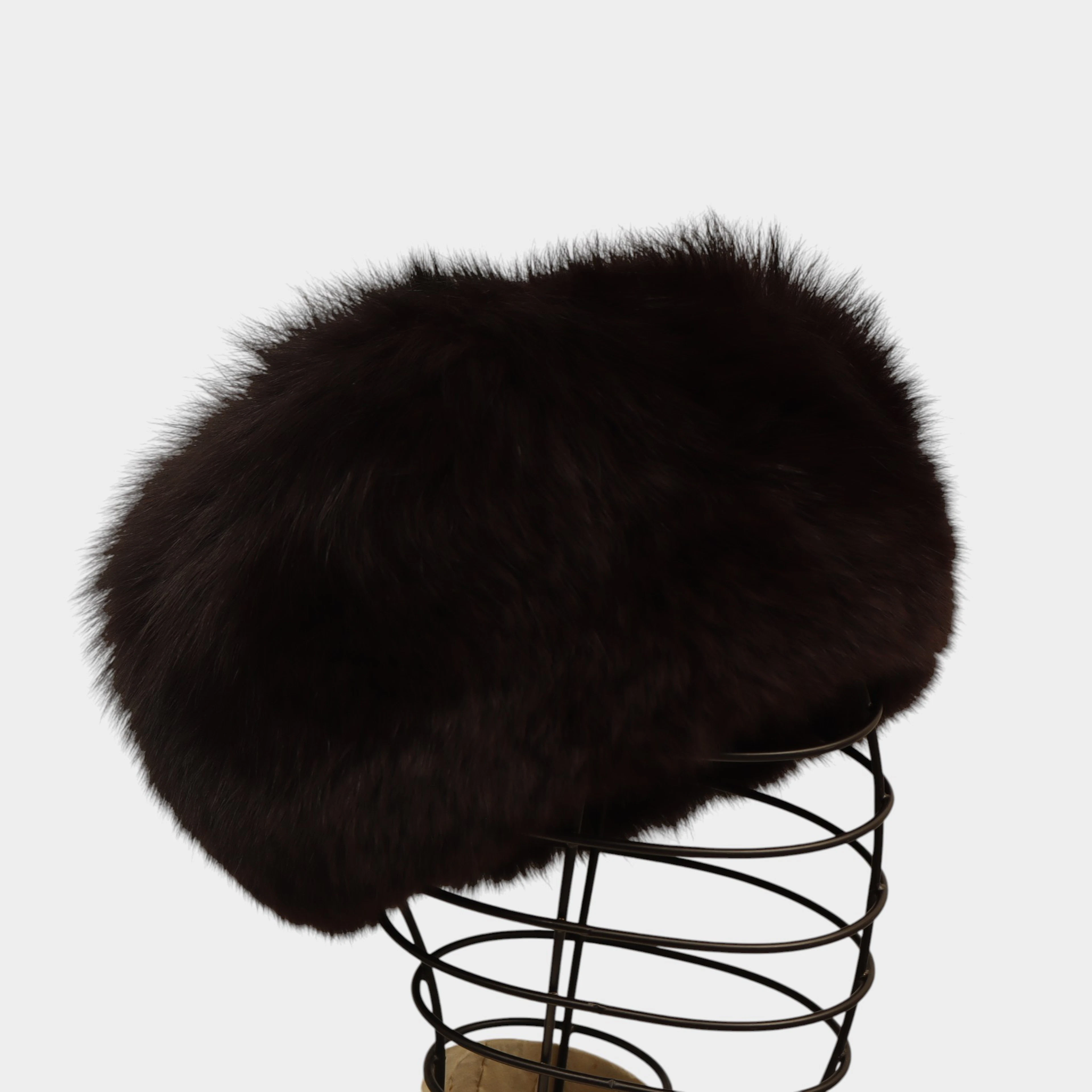 Gorro en visón color berenjena.