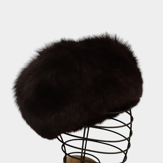 Gorro en visón color berenjena.