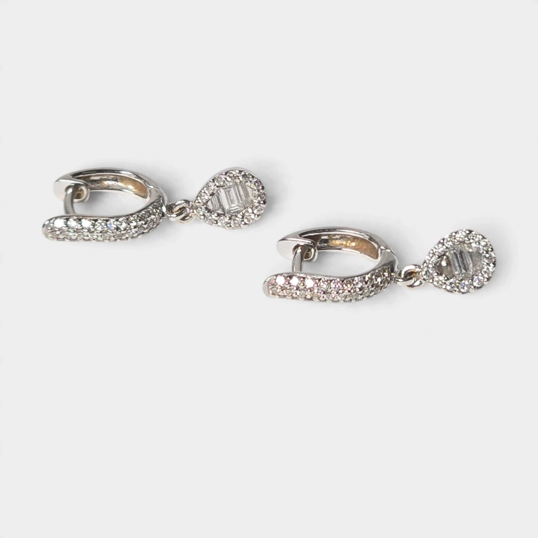 Aritos en oro blanco de 18K y diamantes.